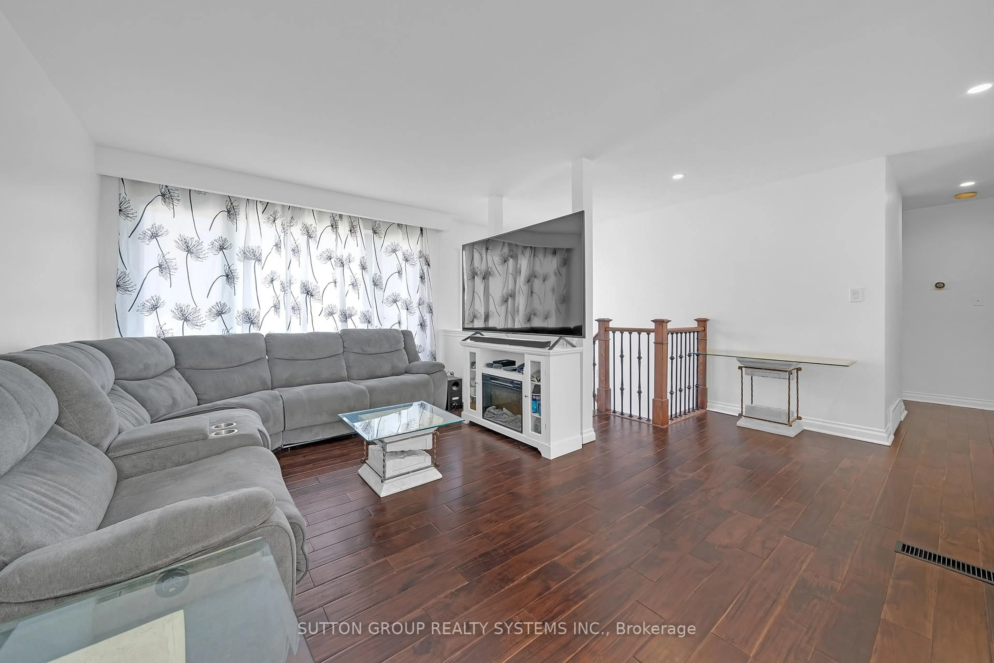 Living room with furniture, wood/laminate floor for 134 Sussex St, Oshawa Ontario L1G 1V9