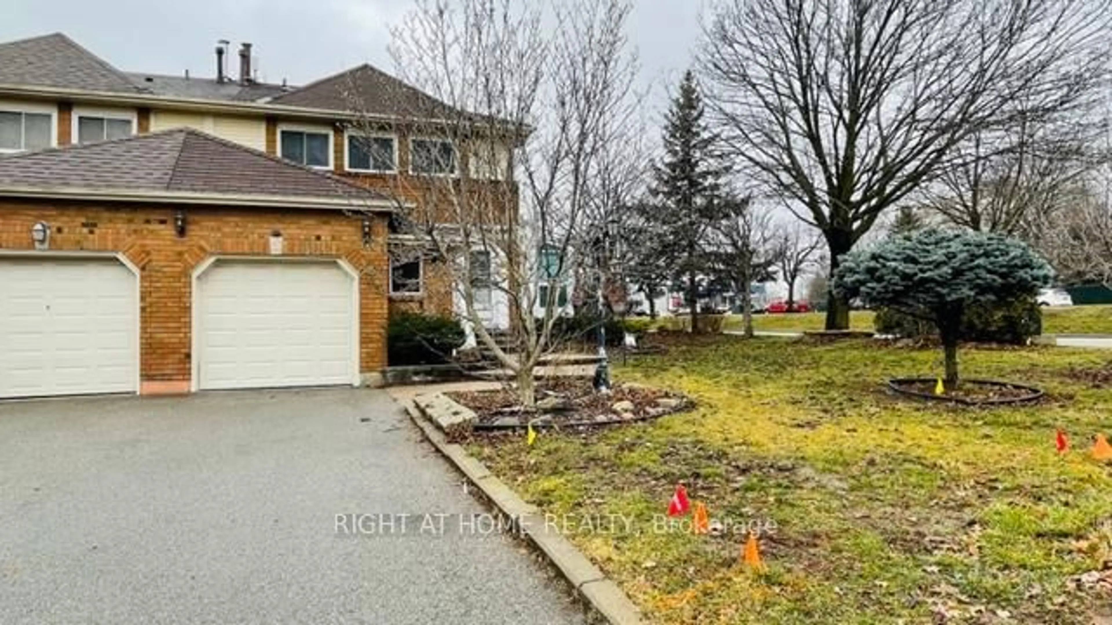 A pic from outside/outdoor area/front of a property/back of a property/a pic from drone, street for 35 Davies Cres, Whitby Ontario L1N 8X4