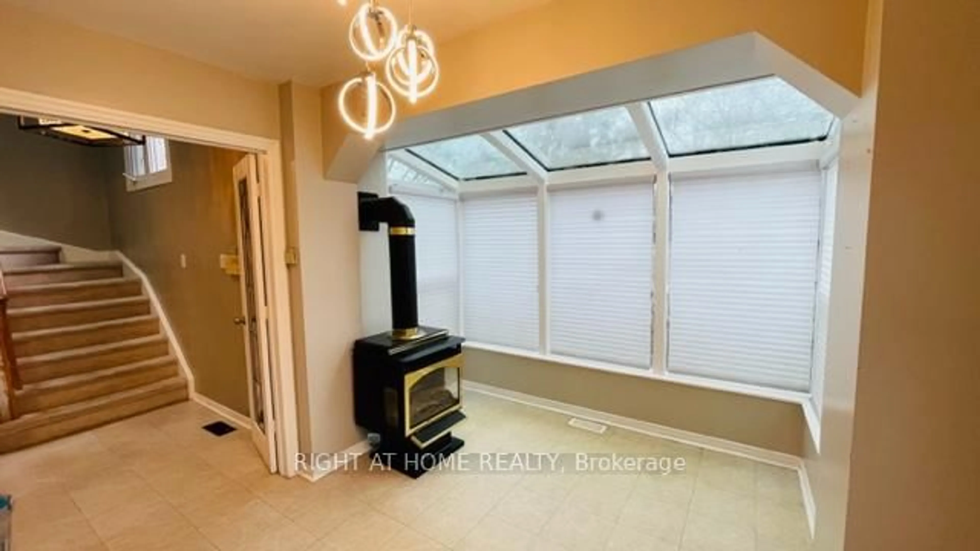 Unknown for 35 Davies Cres, Whitby Ontario L1N 8X4