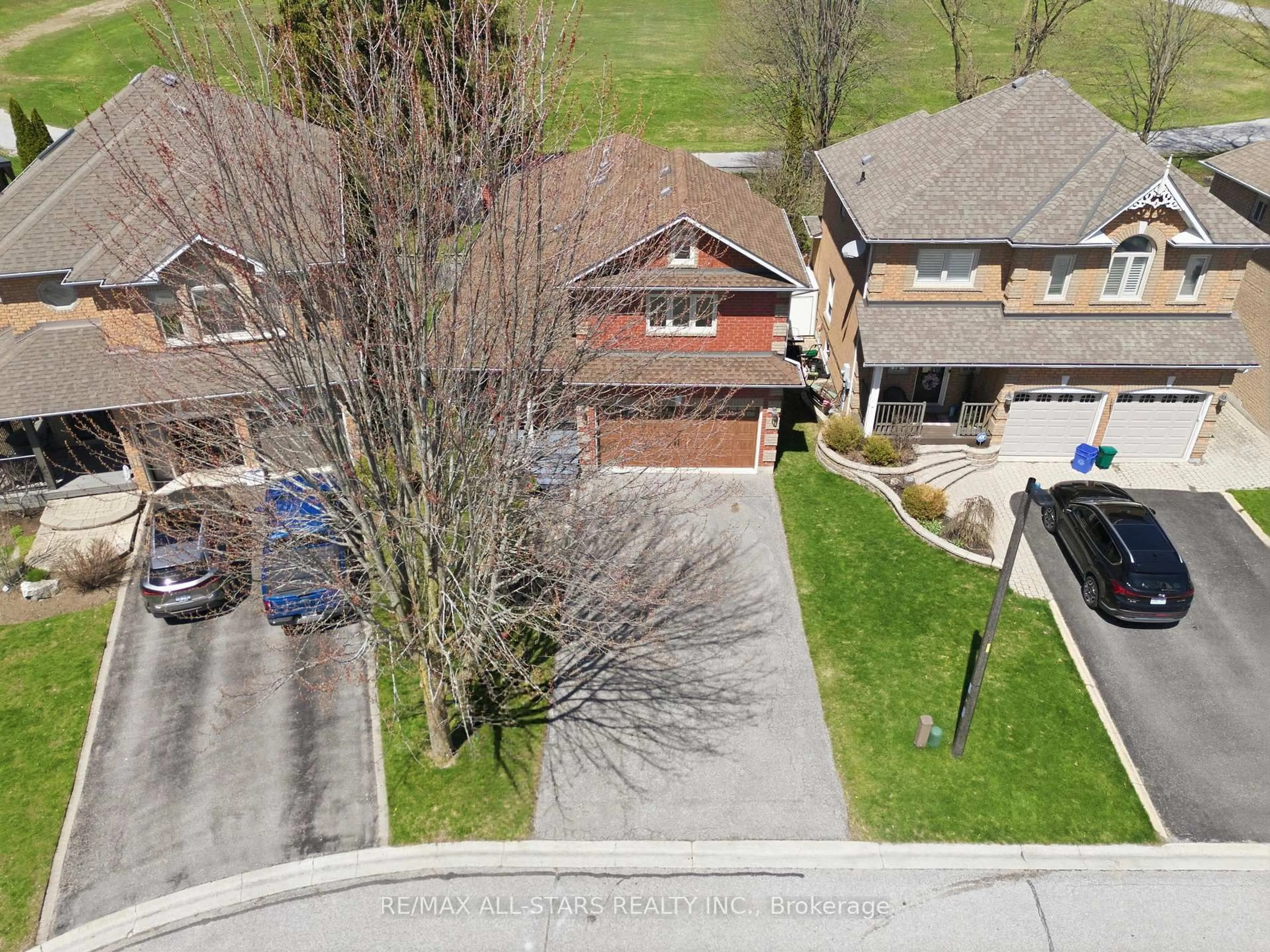 A pic from outside/outdoor area/front of a property/back of a property/a pic from drone, street for 14 Napier Crt, Whitby Ontario L1M 1H1