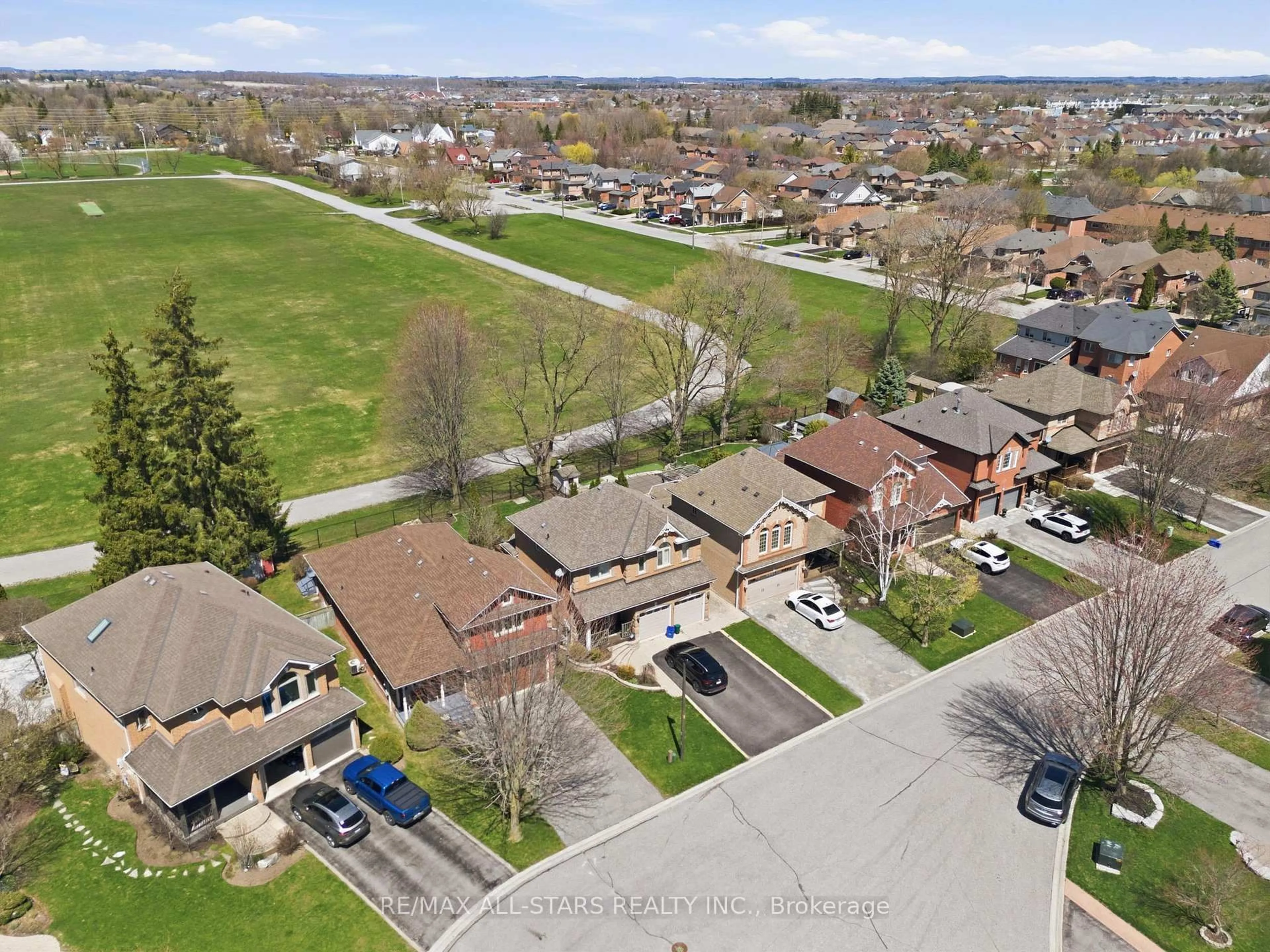 A pic from outside/outdoor area/front of a property/back of a property/a pic from drone, street for 14 Napier Crt, Whitby Ontario L1M 1H1