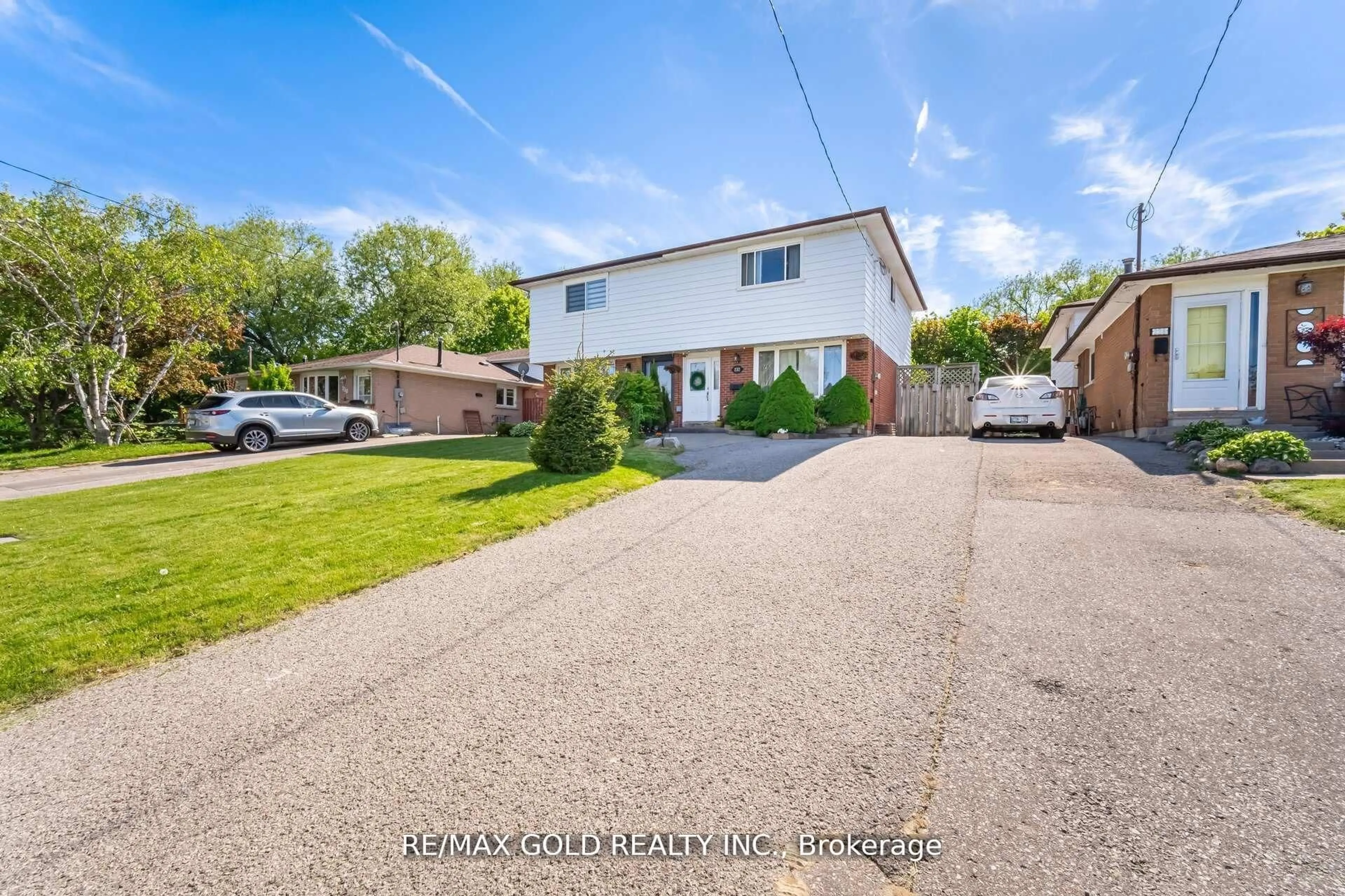 A pic from outside/outdoor area/front of a property/back of a property/a pic from drone, street for 232 Durham St, Oshawa Ontario L1J 5R3