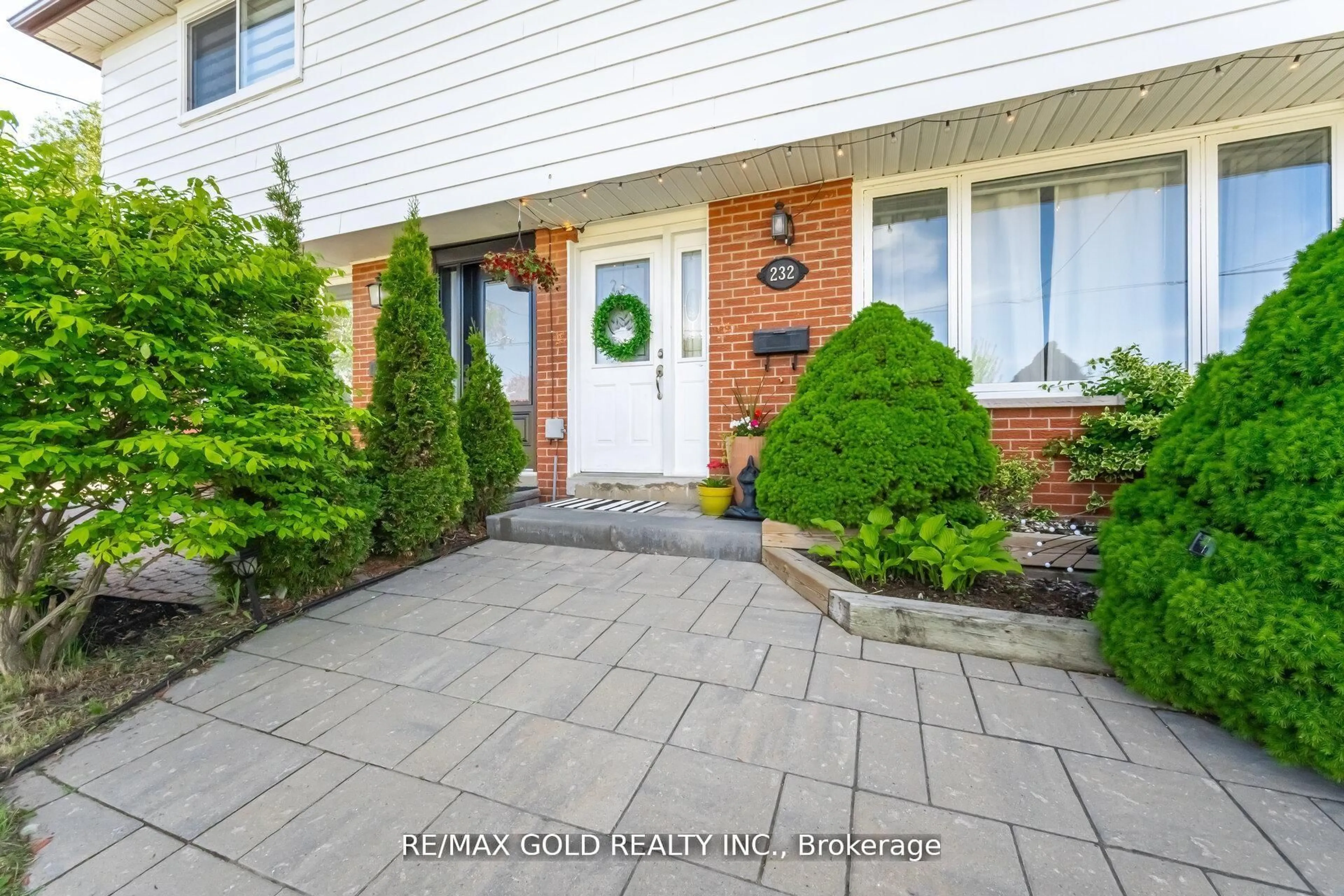 Indoor entryway for 232 Durham St, Oshawa Ontario L1J 5R3