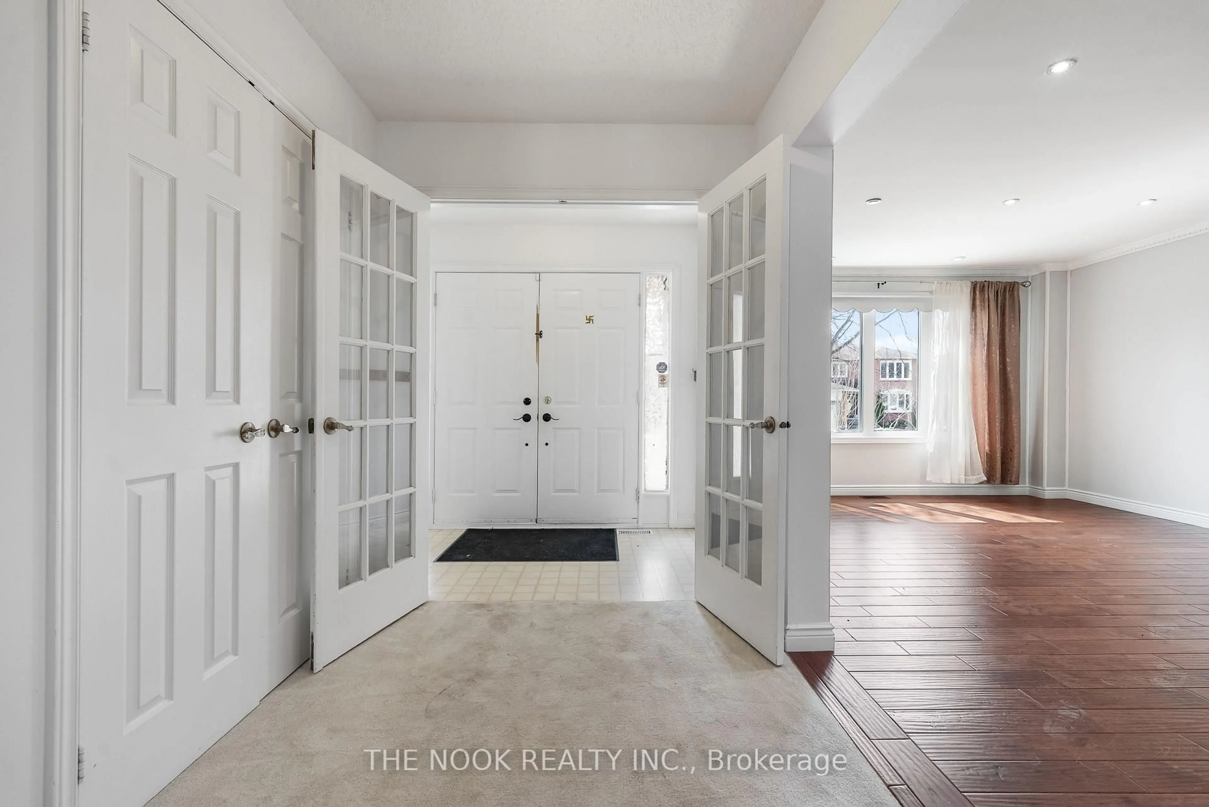 Indoor entryway for 98 Devondale St, Clarington Ontario L1E 2A1