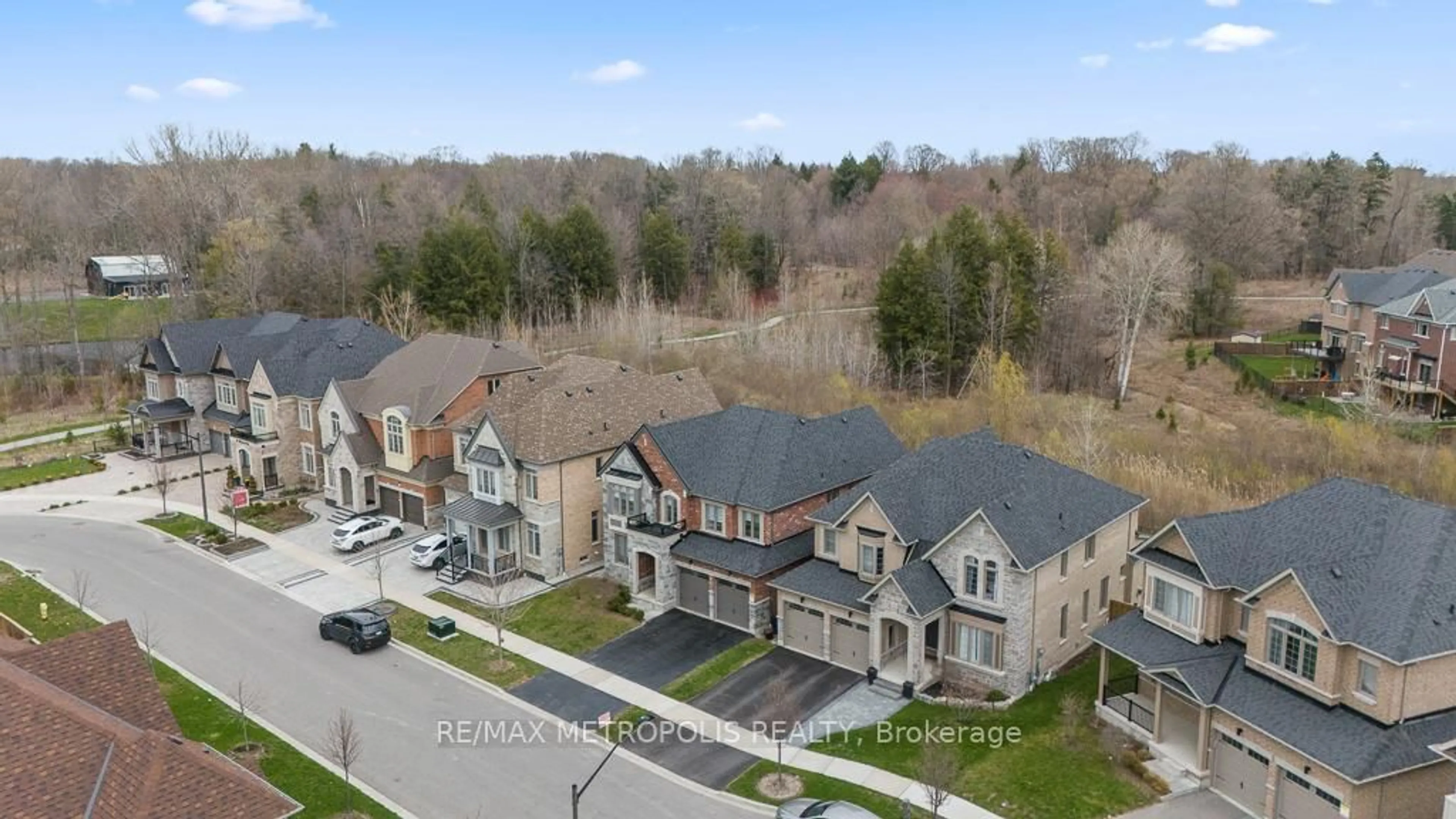 A pic from outside/outdoor area/front of a property/back of a property/a pic from drone, street for 42 Blenheim Circ, Whitby Ontario L1P 0E2