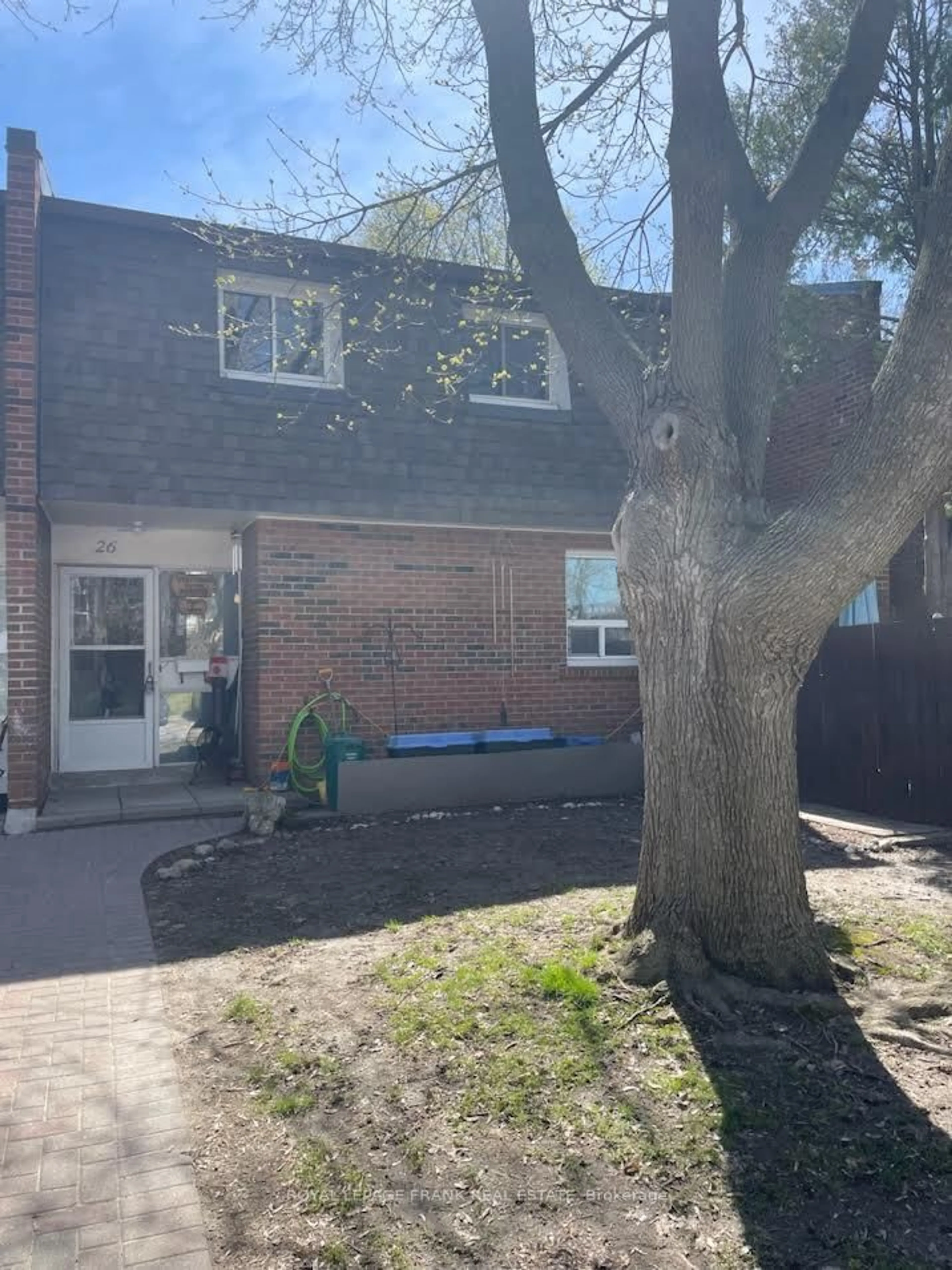 A pic from outside/outdoor area/front of a property/back of a property/a pic from drone, street for 101 Dovedale Dr #26, Whitby Ontario L1N 1Z7