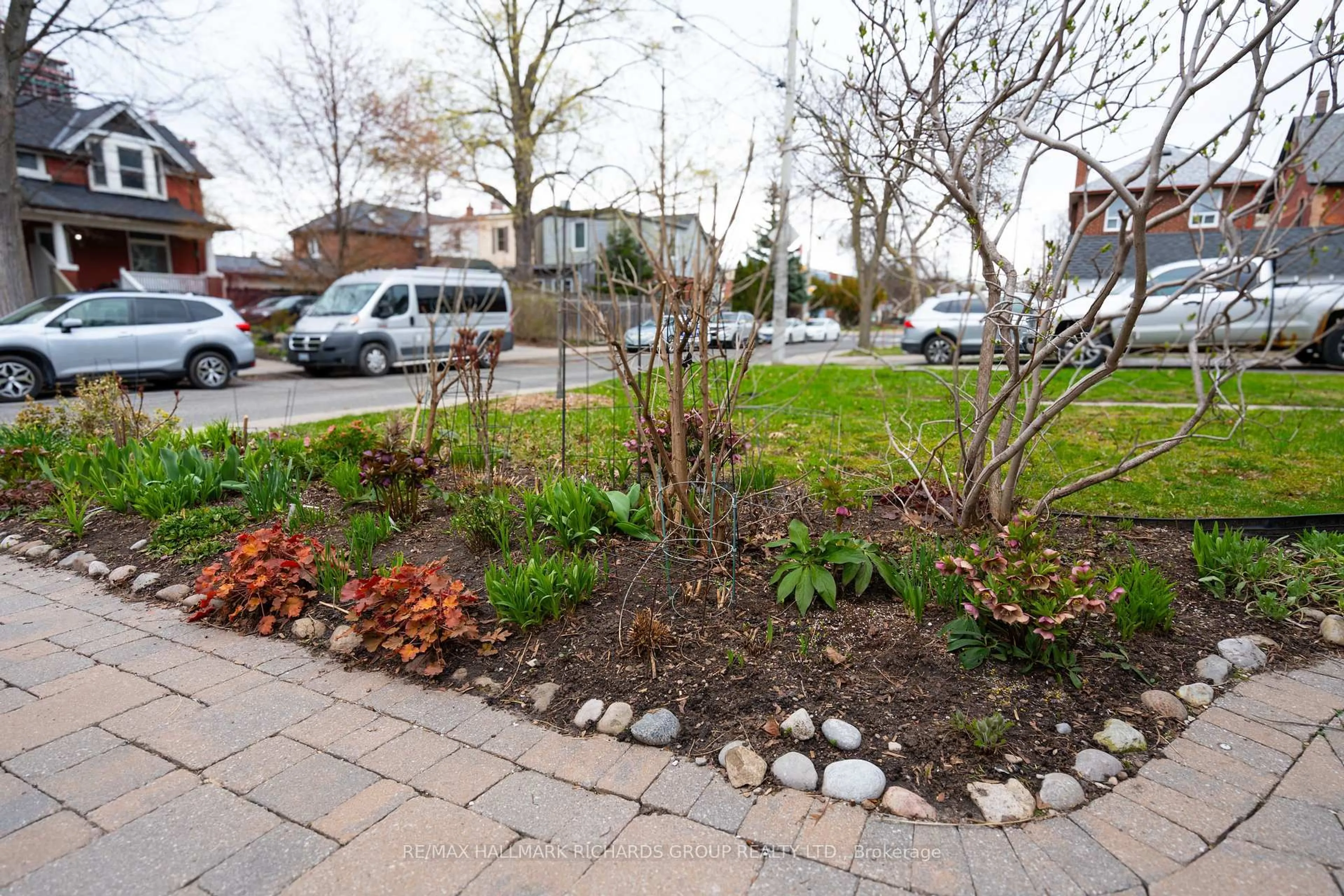 Patio, street for 33 Swanwick Ave, Toronto Ontario M4E 1Z2