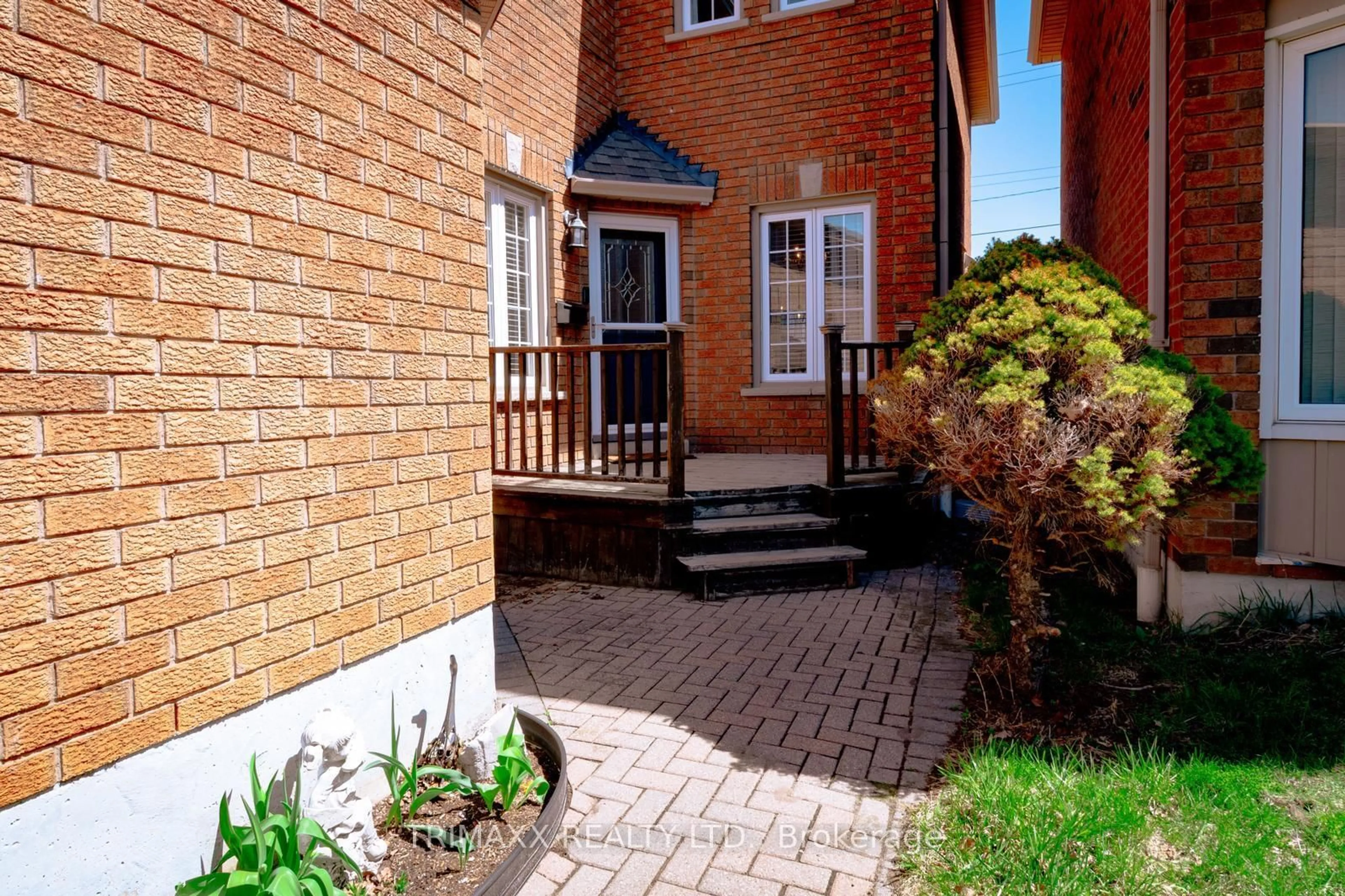 Patio, street for 92 Hartrick Pl, Whitby Ontario L1R 2C3