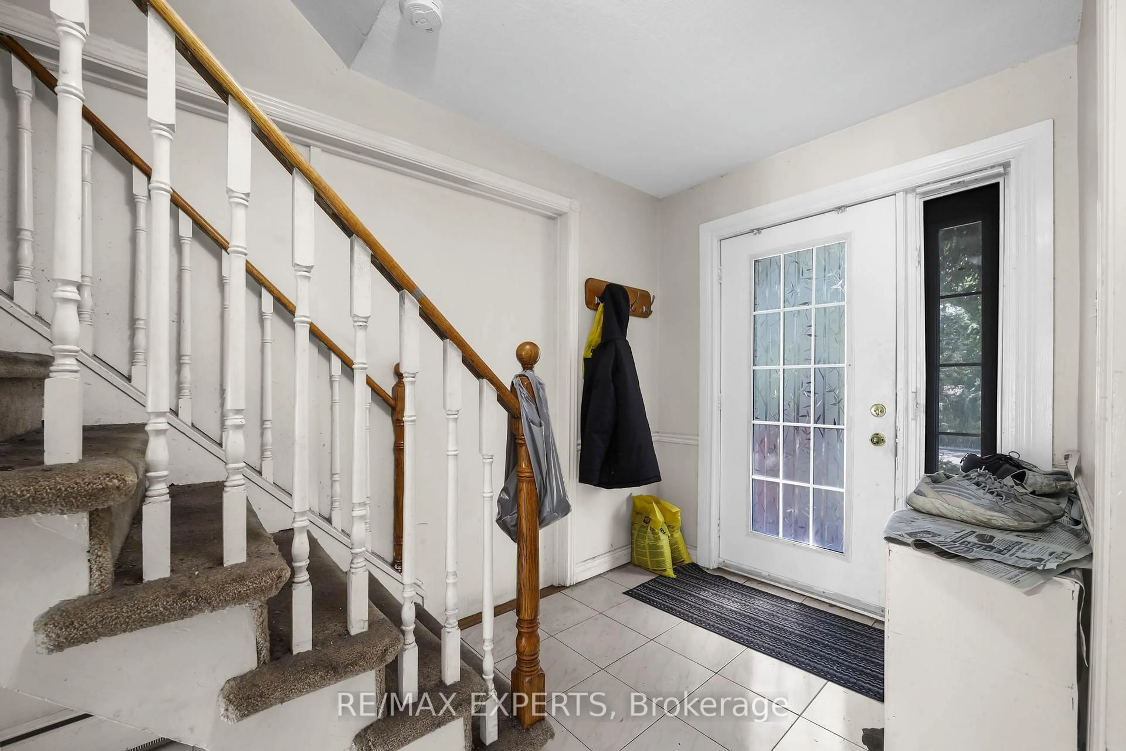 Indoor entryway for 16 Bellehaven Cres, Toronto Ontario M1M 1H3