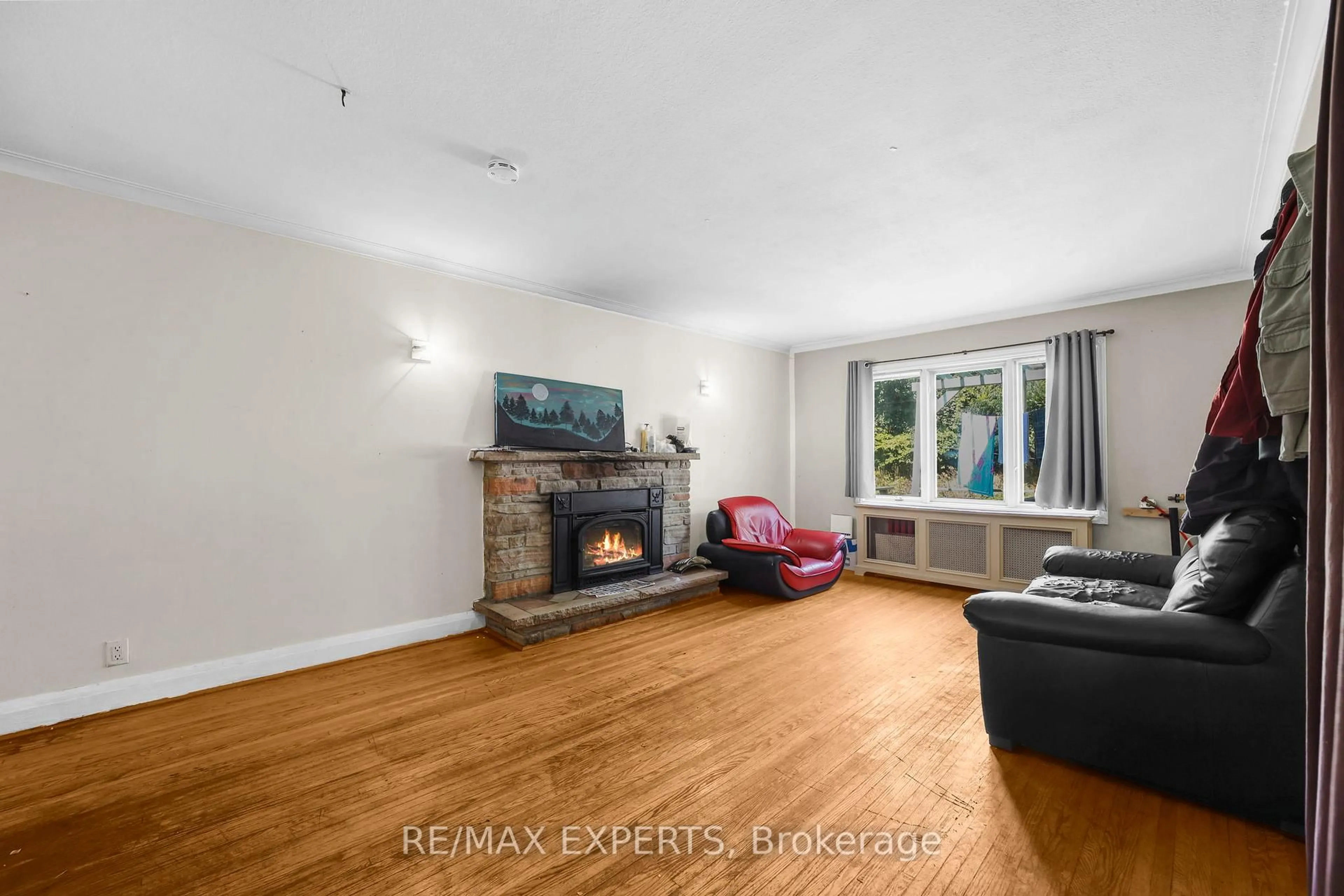 Living room with furniture, wood/laminate floor for 16 Bellehaven Cres, Toronto Ontario M1M 1H3