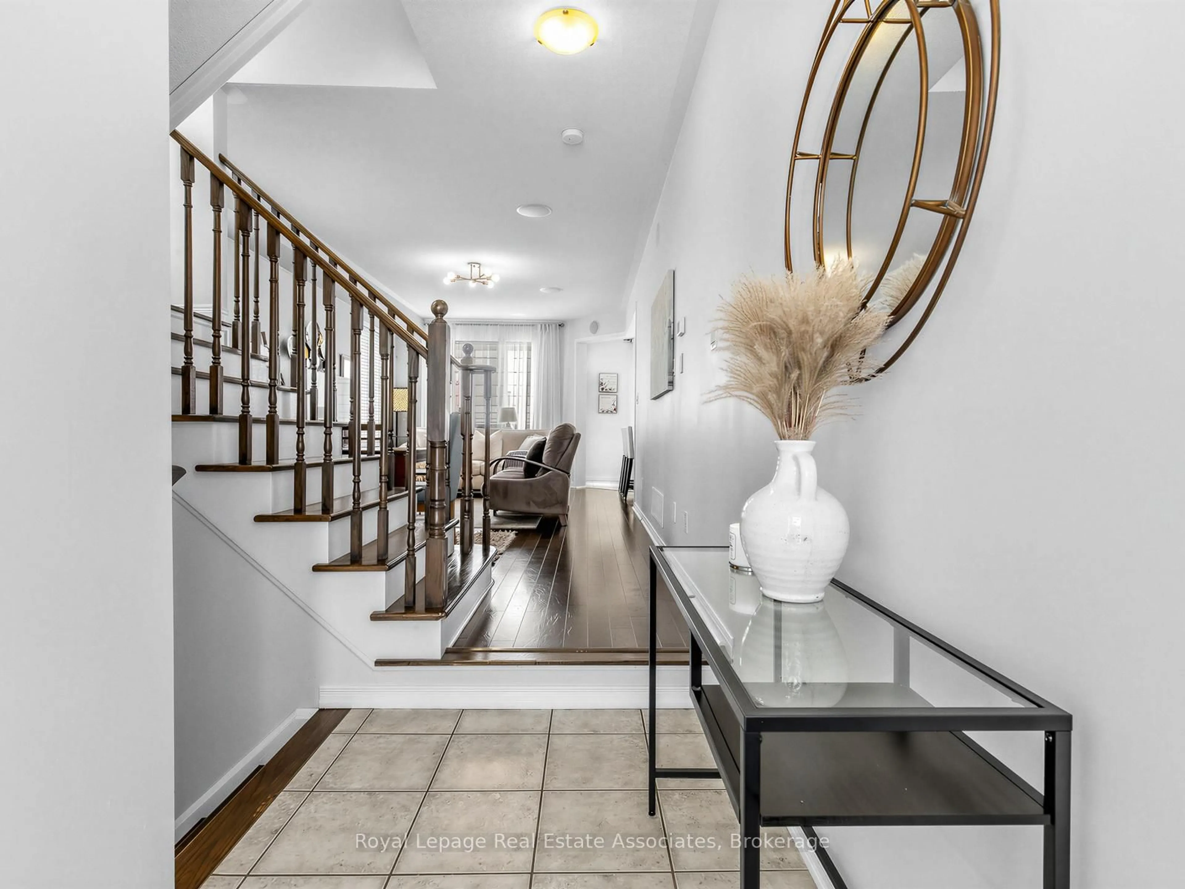 Indoor foyer for 1529 Winville Rd, Pickering Ontario L1X 0B8