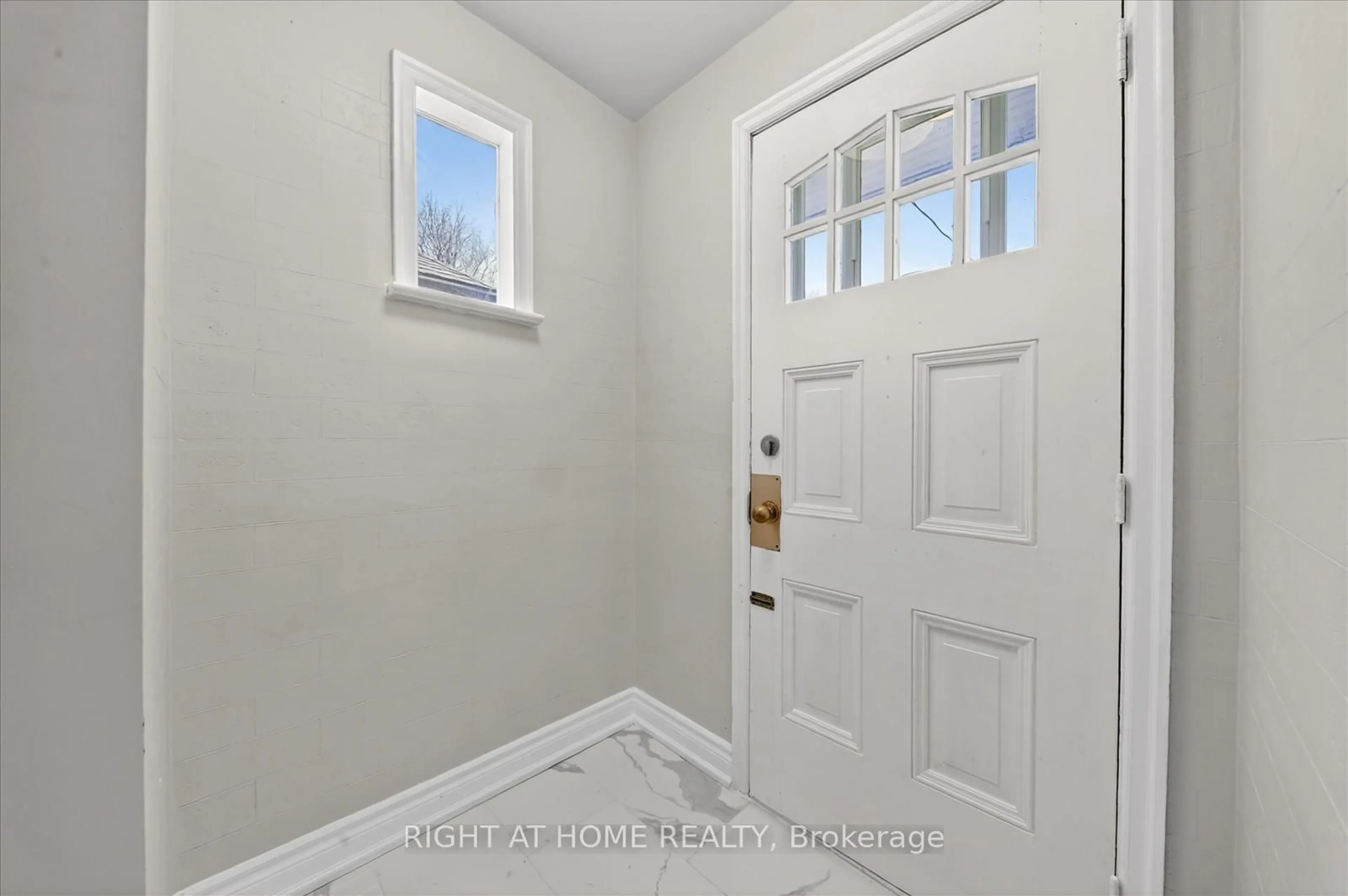 Indoor entryway for 6 Vanbrugh Ave, Toronto Ontario M1N 3S7