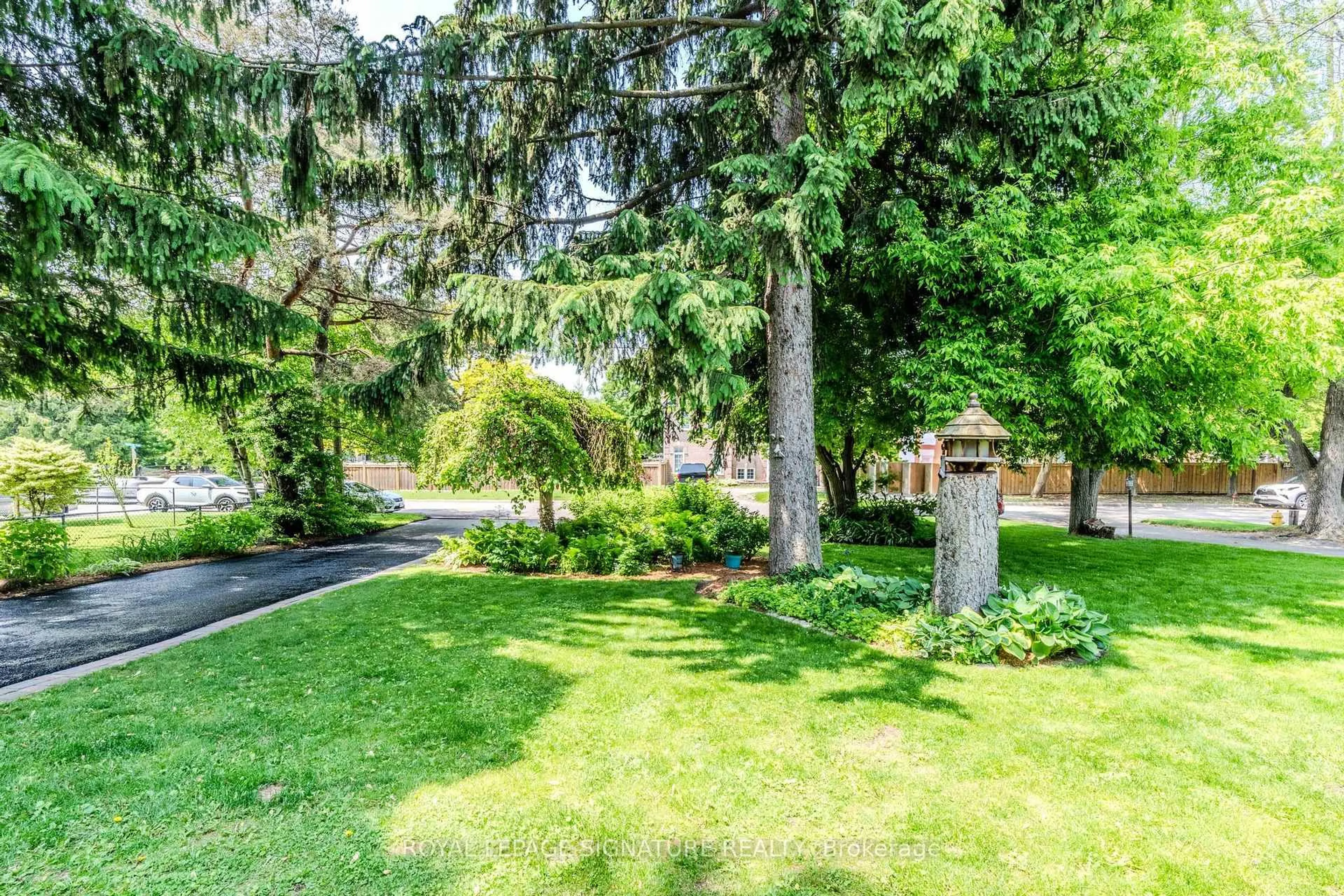 Patio, street for 1425 Old Forest Rd, Pickering Ontario L1V 1N8