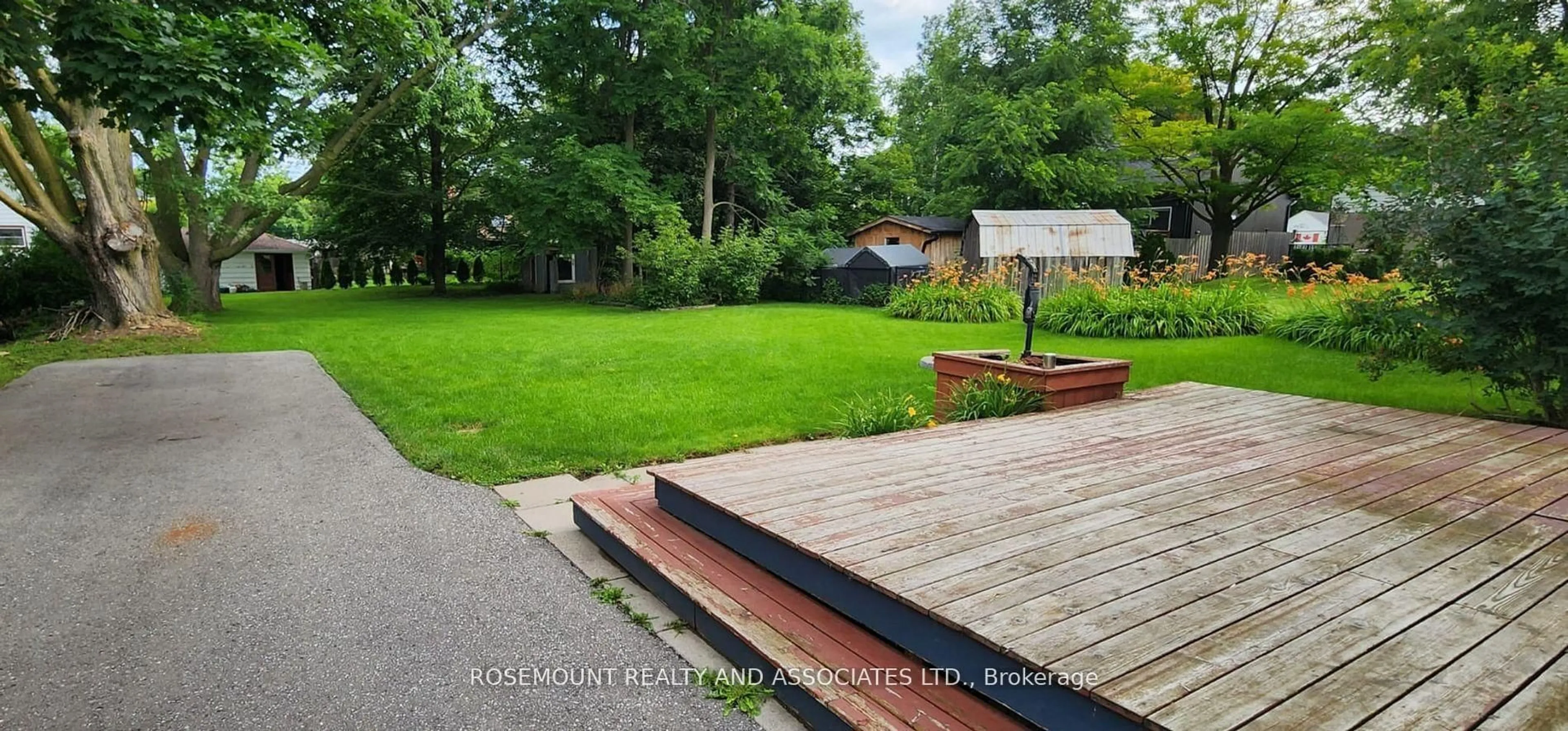 Patio, street for 88 Winchester Rd, Whitby Ontario L1M 1B4