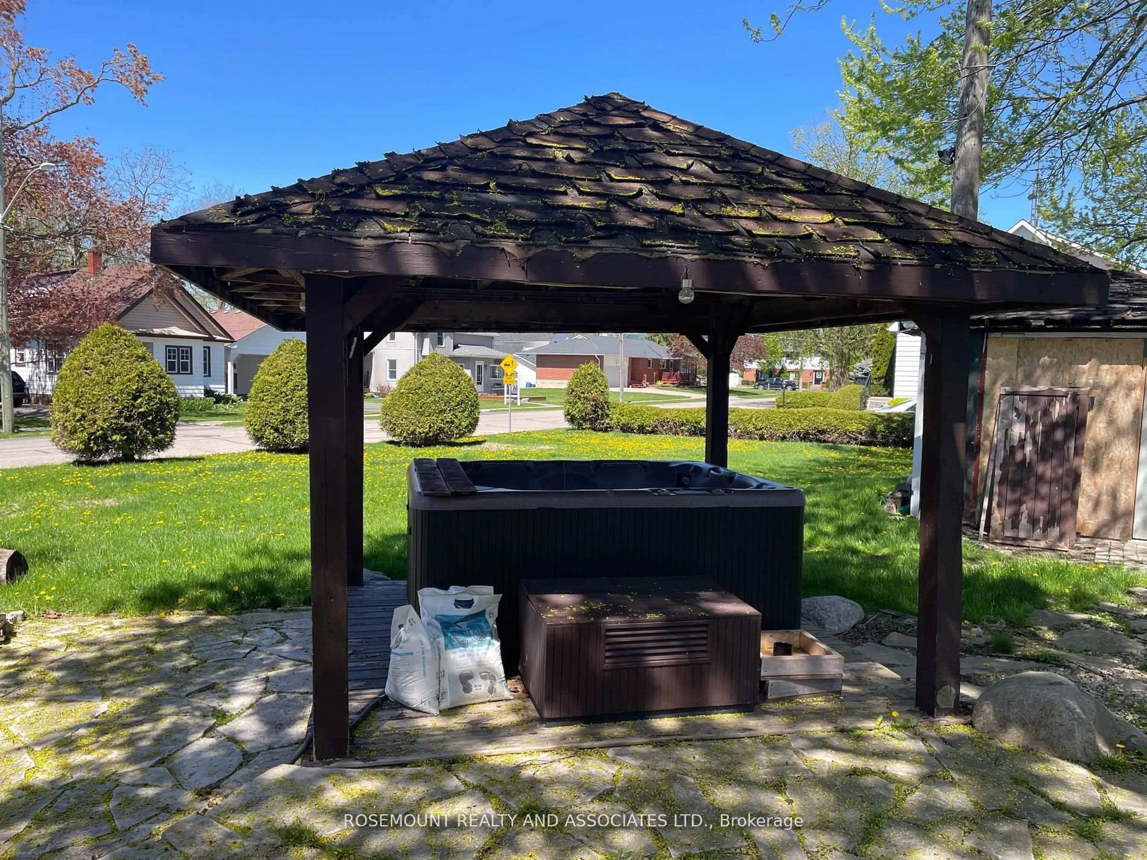 Patio, unknown for 86 Winchester Rd, Whitby Ontario L1M 1B4