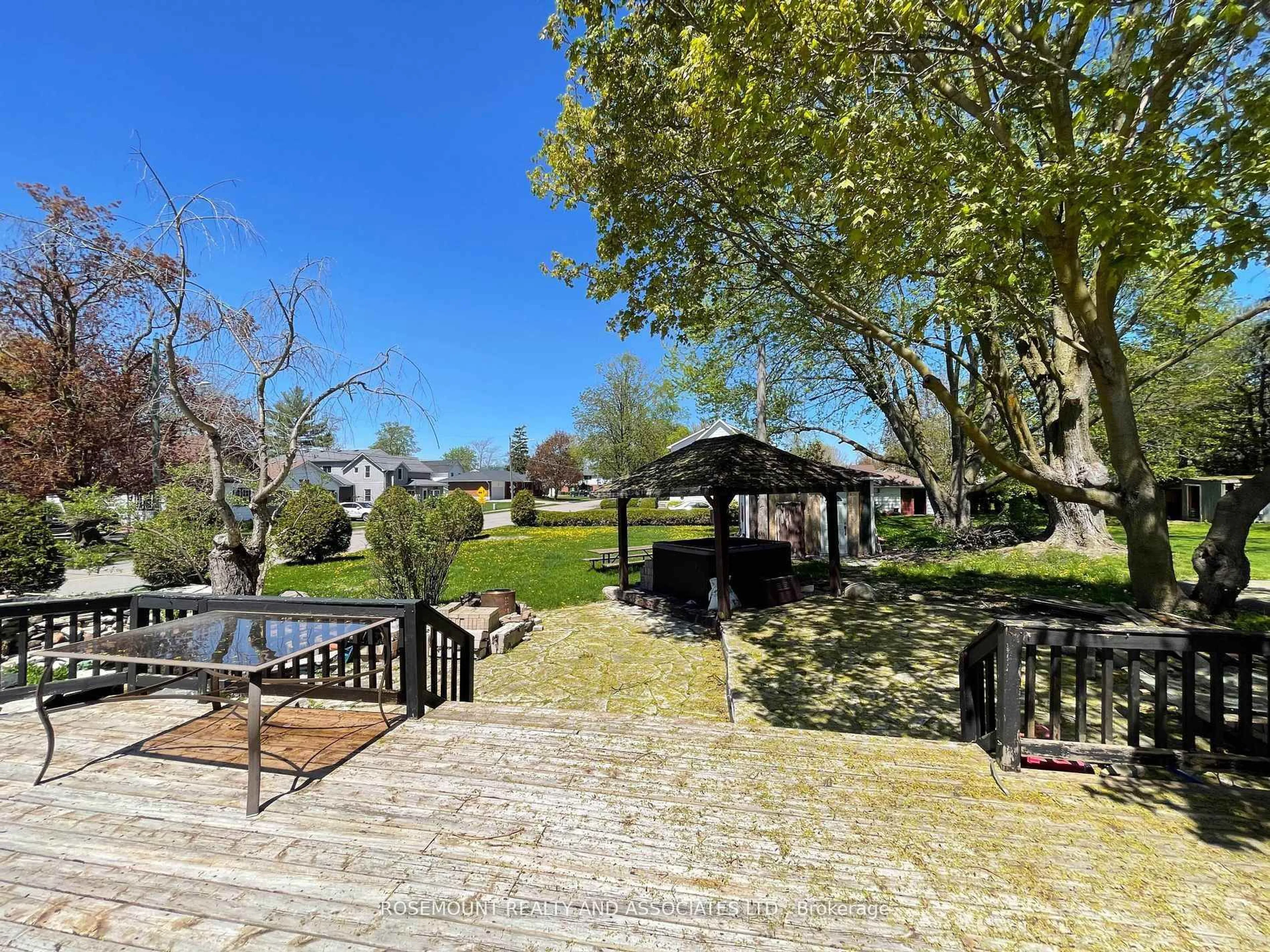 A pic from outside/outdoor area/front of a property/back of a property/a pic from drone, water/lake/river/ocean view for 86 Winchester Rd, Whitby Ontario L1M 1B4