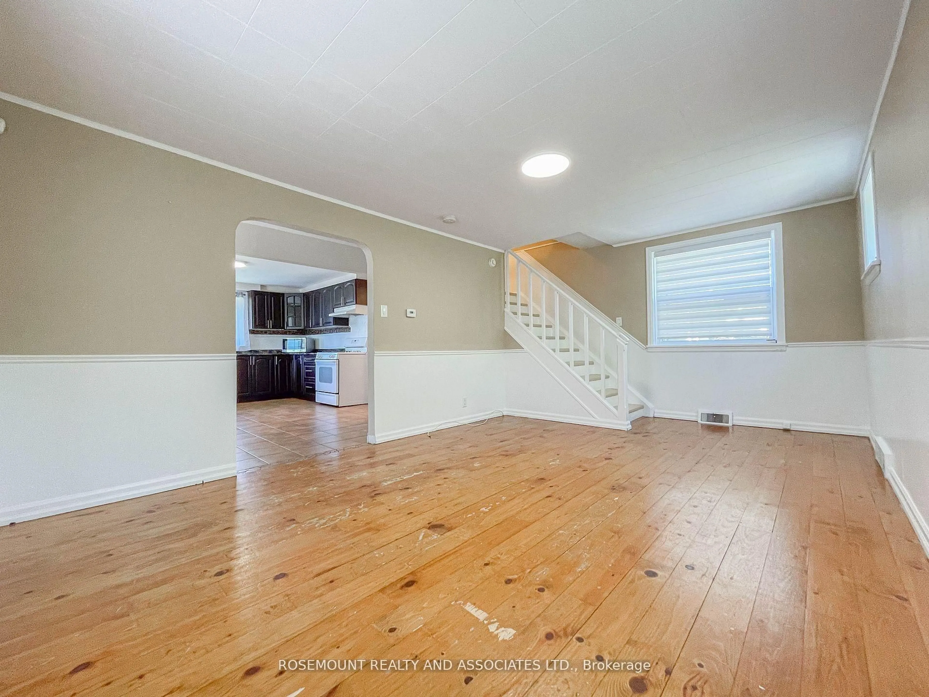 A pic of a room for 86 Winchester Rd, Whitby Ontario L1M 1B4