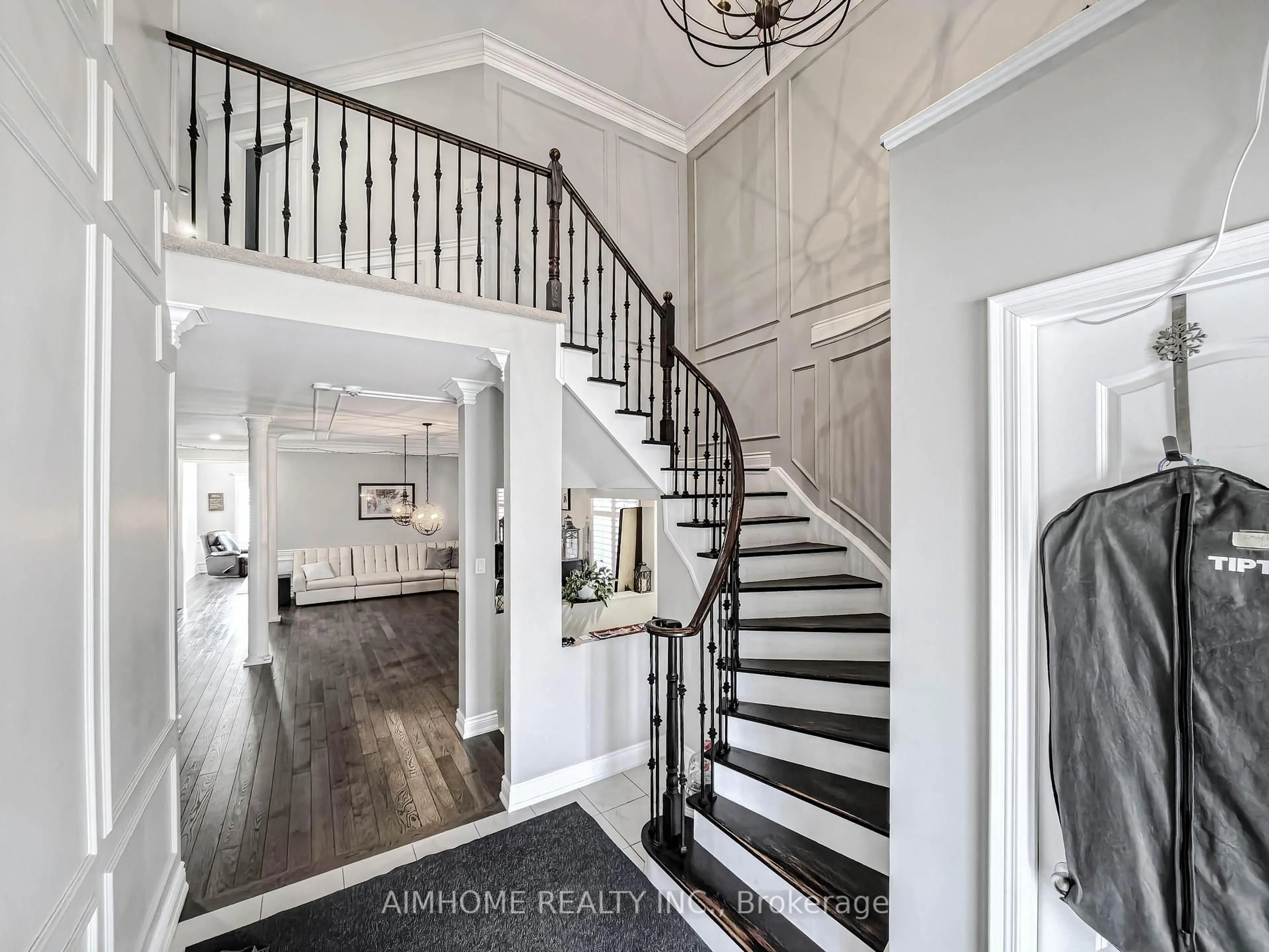 Indoor entryway for 2029 Kurelo Dr, Oshawa Ontario L1K 0W7