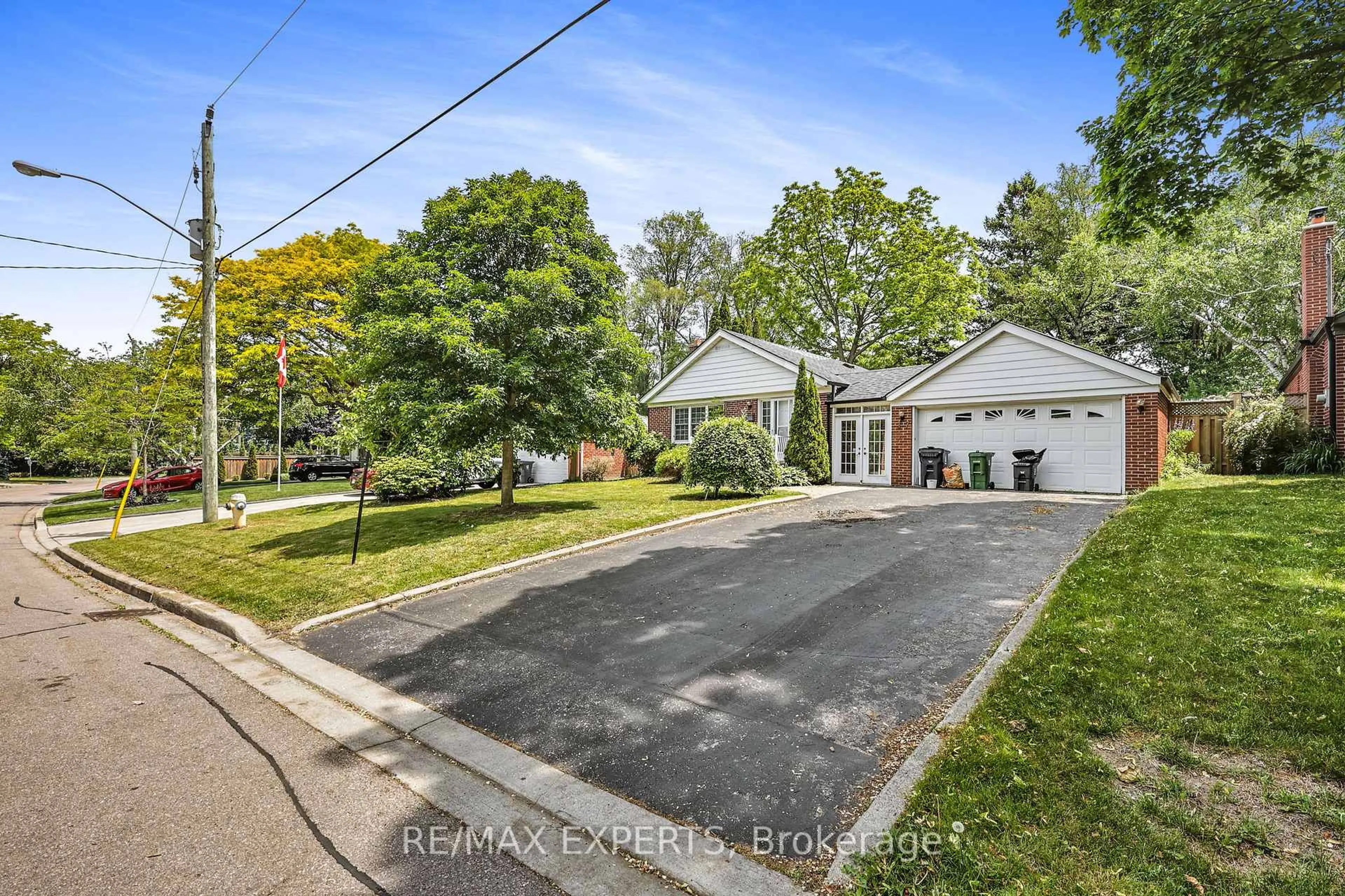 A pic from outside/outdoor area/front of a property/back of a property/a pic from drone, street for 17 Brinloor Blvd, Toronto Ontario M1M 1L3
