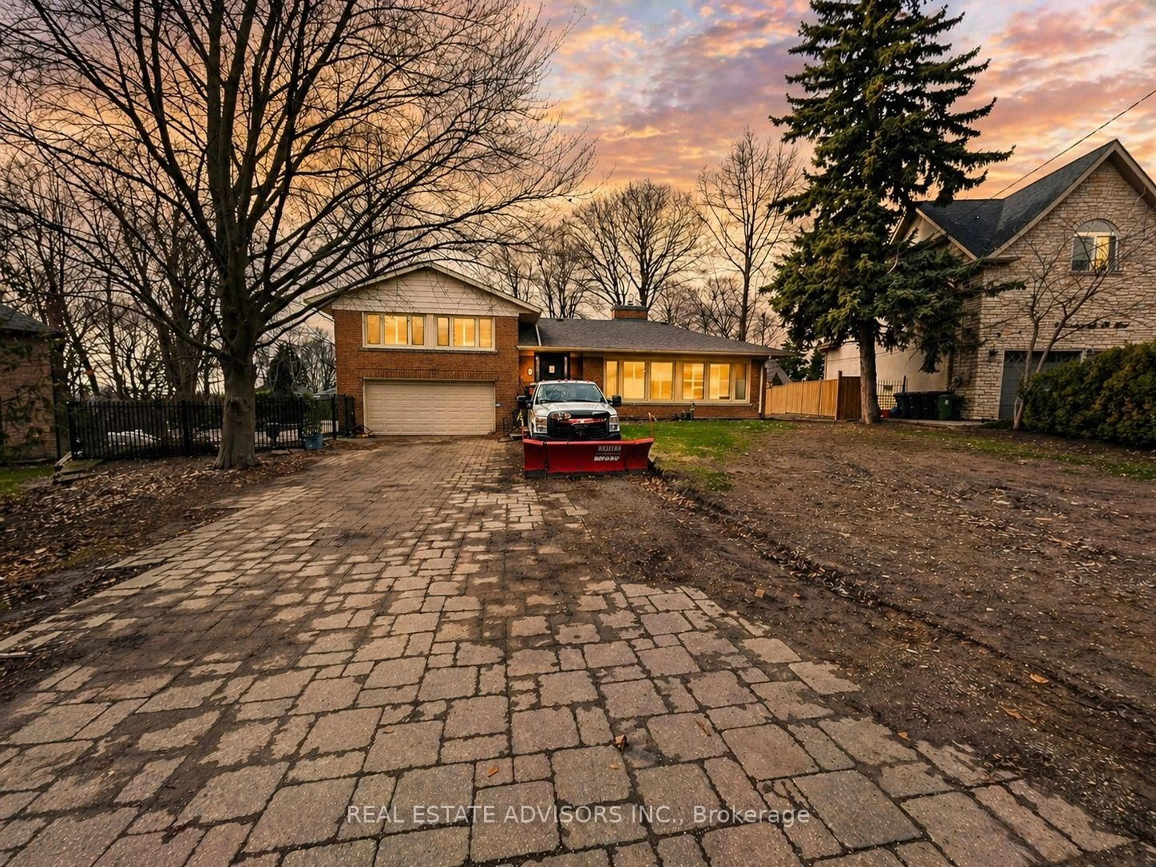 A pic from outside/outdoor area/front of a property/back of a property/a pic from drone, street for 1 Lakehill Cres, Toronto Ontario M1M 1E5