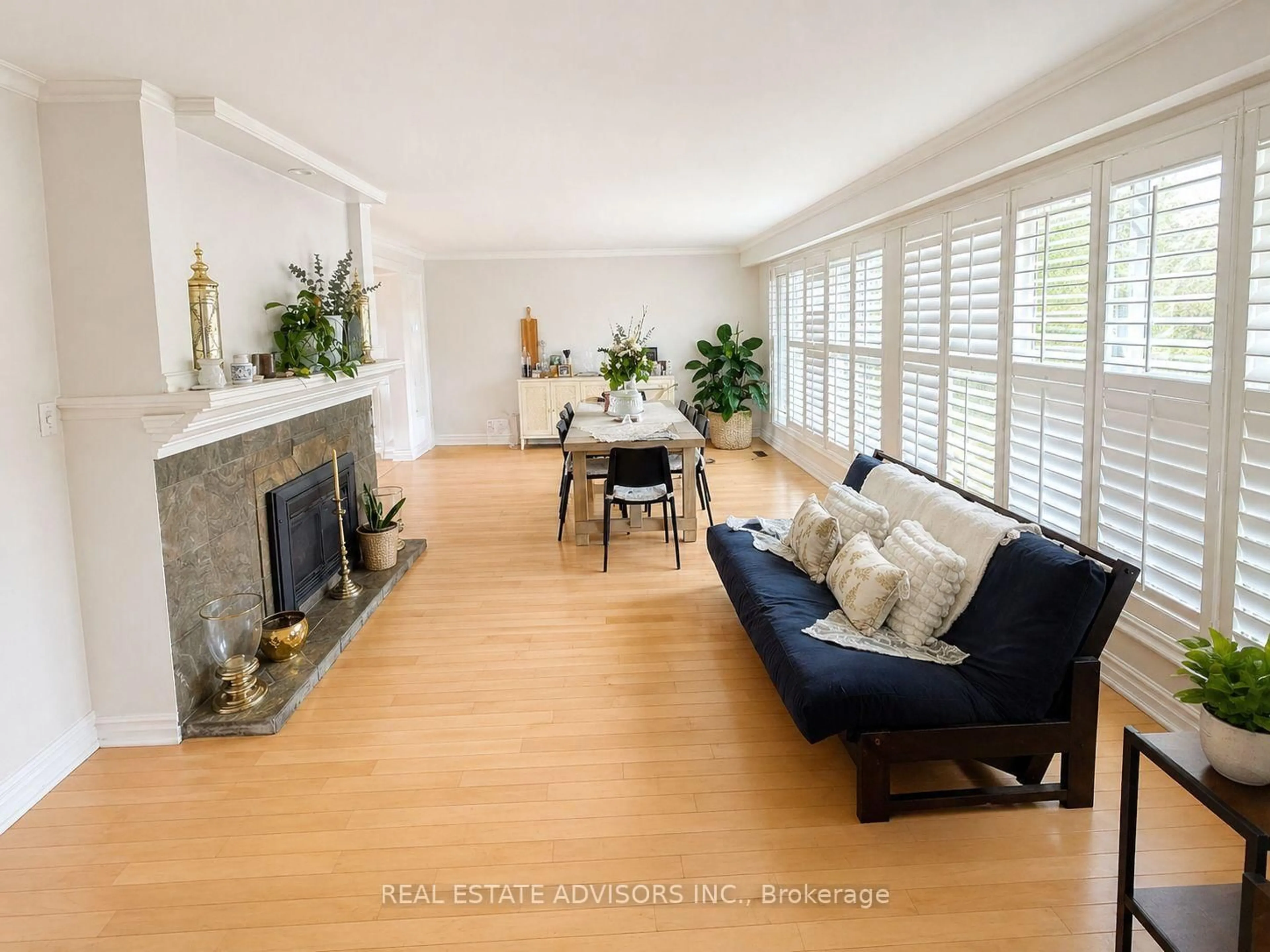 Living room with furniture, wood/laminate floor for 1 Lakehill Cres, Toronto Ontario M1M 1E5