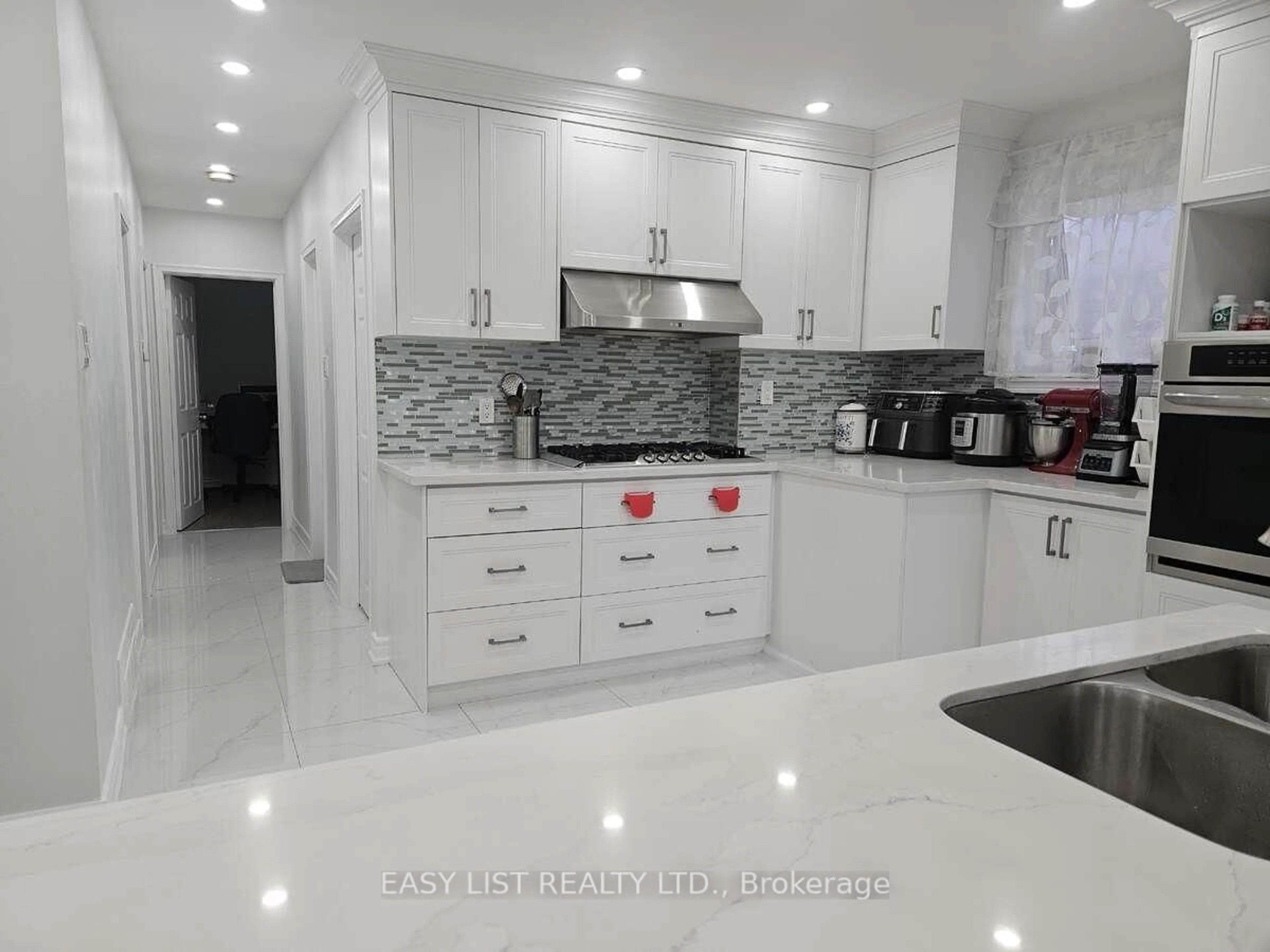 Contemporary kitchen, ceramic/tile floor for 15 Barnes Cres, Toronto Ontario M1G 1Z8