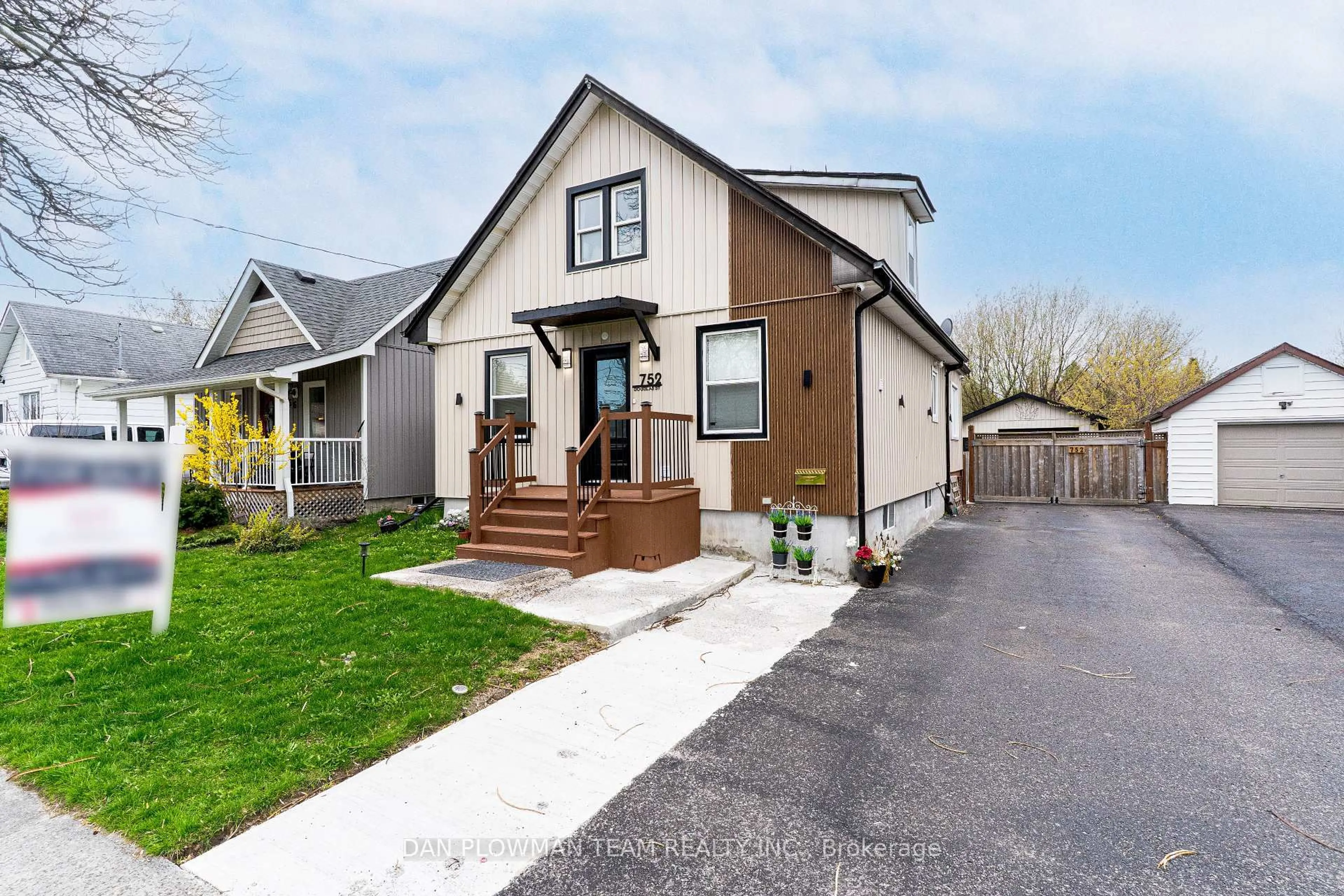 Home with brick exterior material, street for 752 Douglas St, Oshawa Ontario L1H 5C7