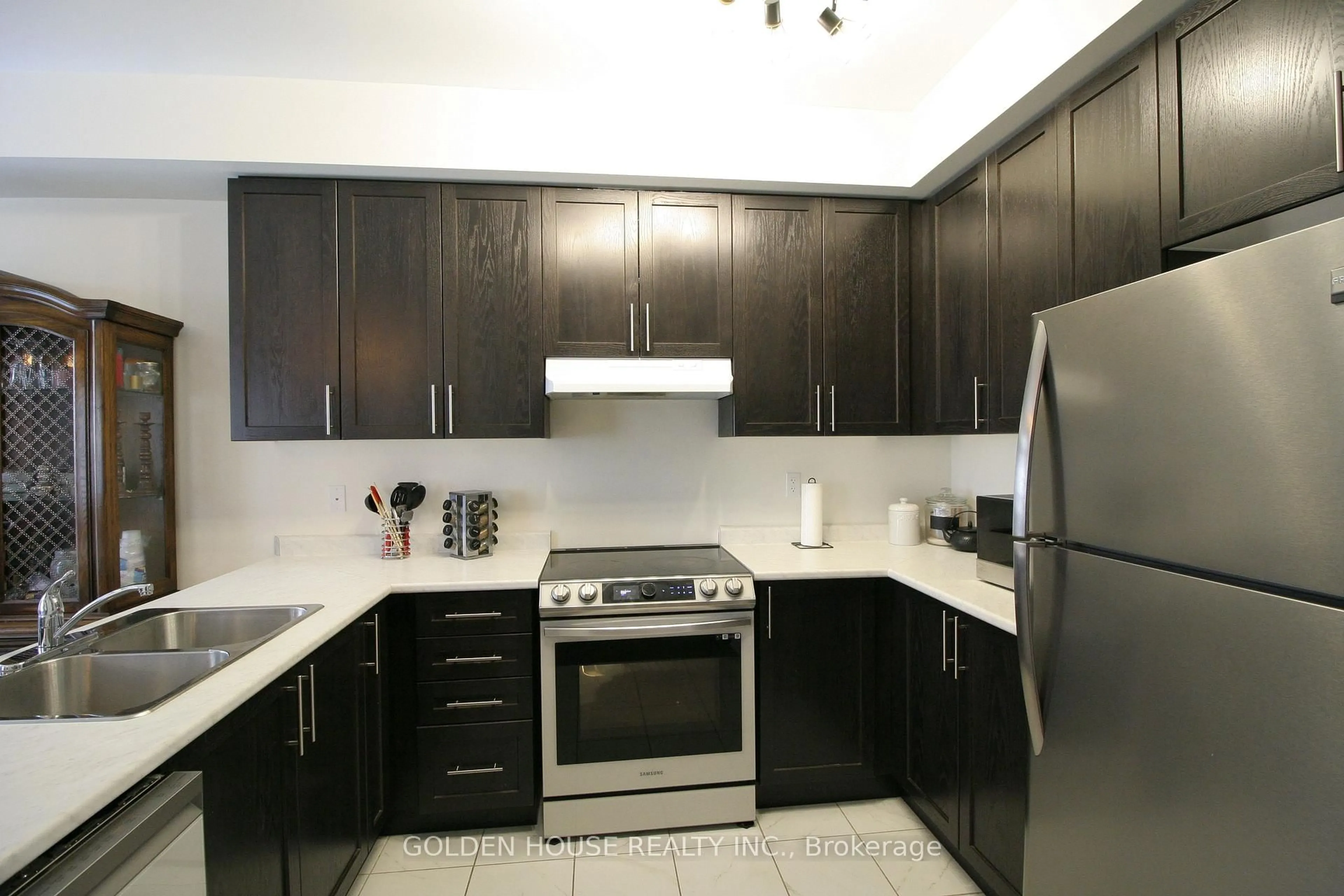 Standard kitchen, unknown for 2540 William Jackson Dr #402, Pickering Ontario L1X 0E4