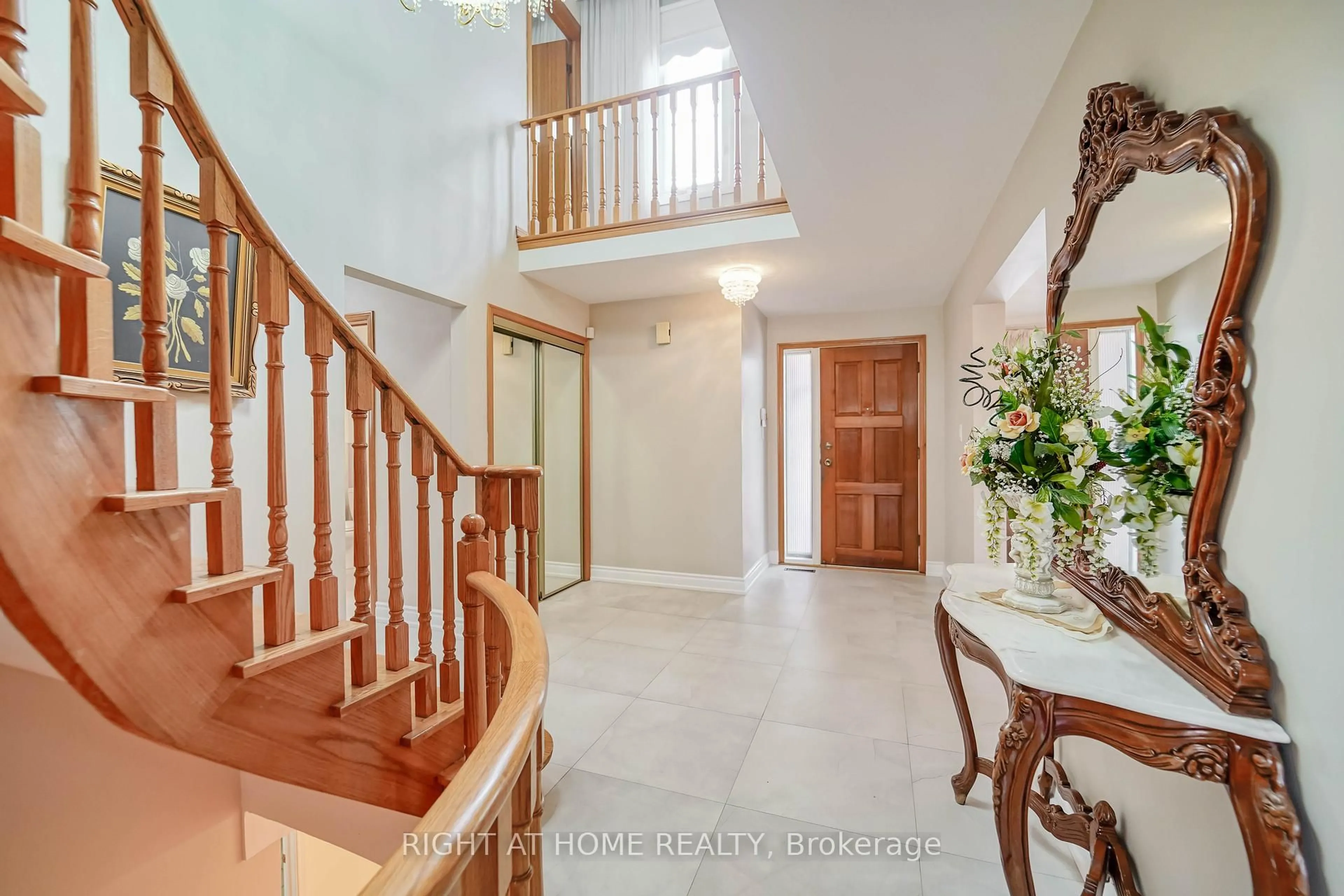 Indoor foyer for 2 Lapworth Cres, Toronto Ontario M1V 2M5