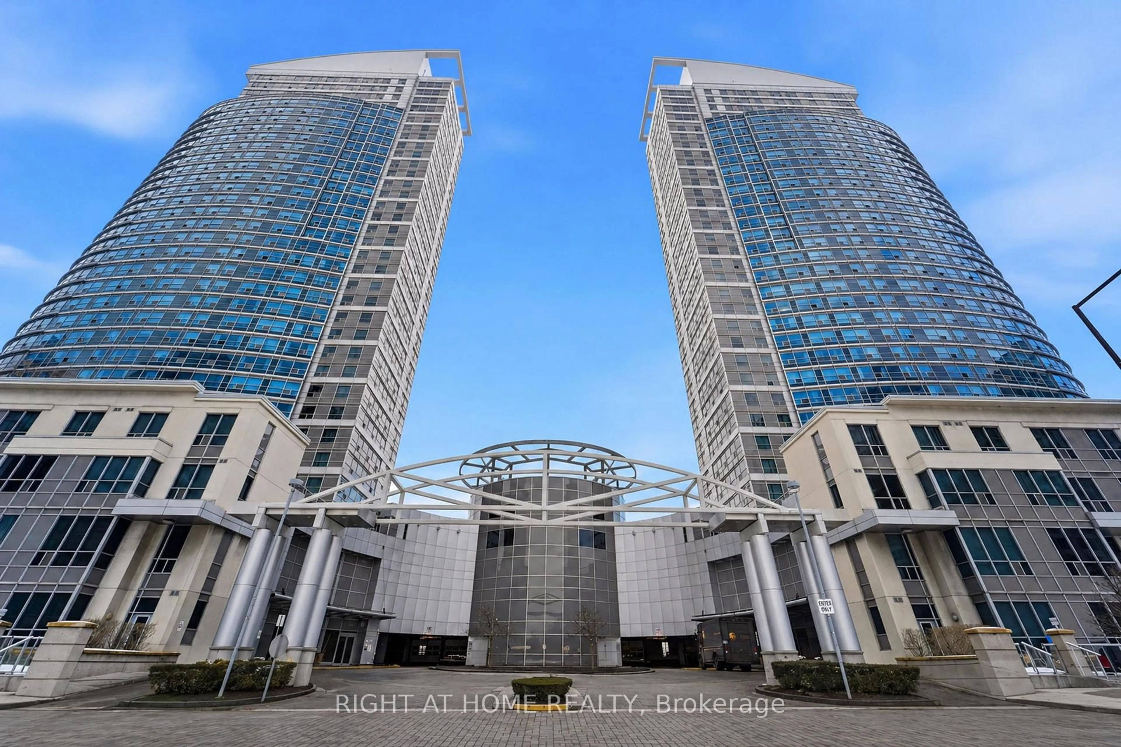 Indoor foyer for 38 Lee Centre Dr #1612, Toronto Ontario M1H 3J7