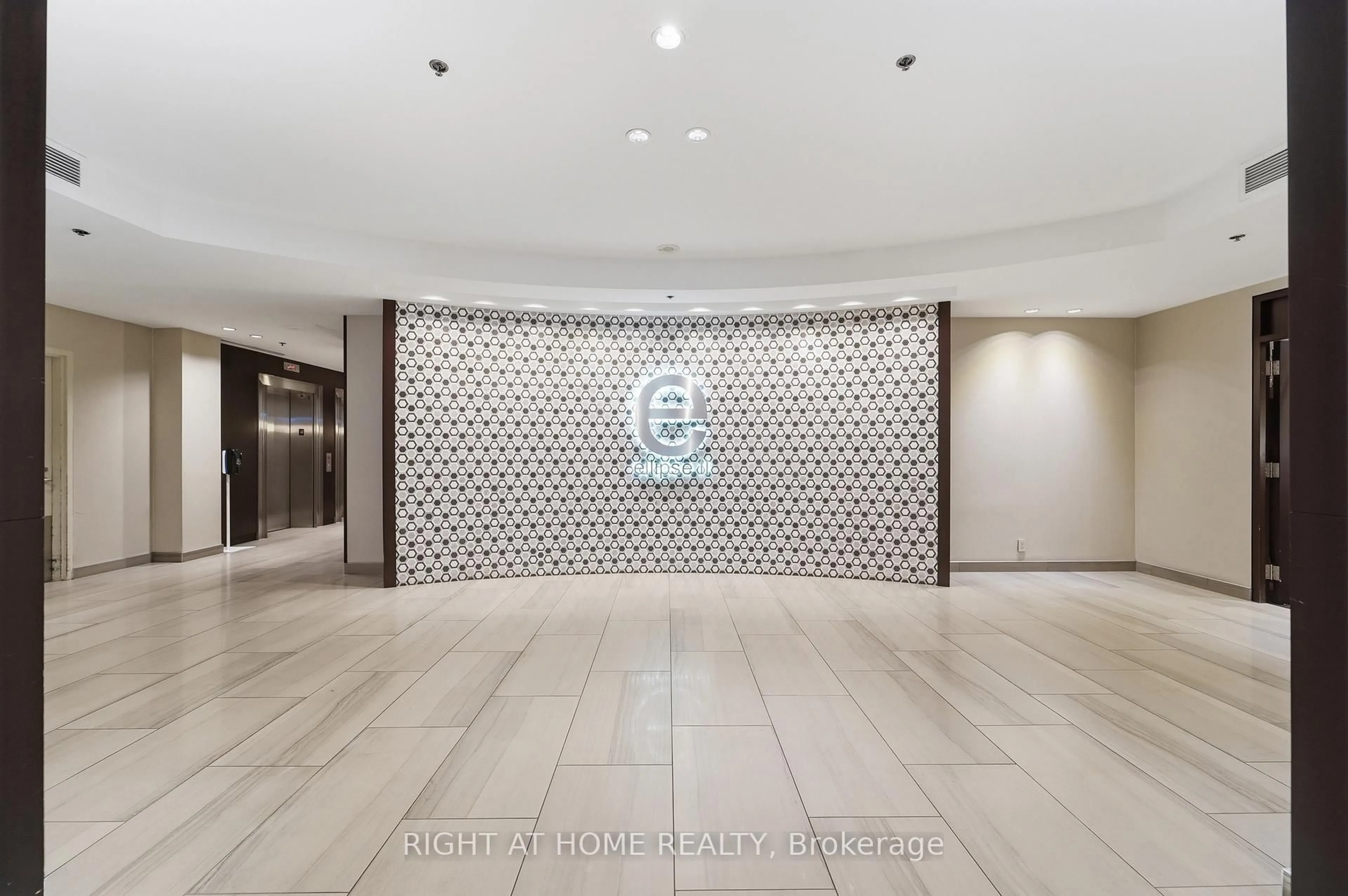 Indoor foyer for 38 Lee Centre Dr #1612, Toronto Ontario M1H 3J7