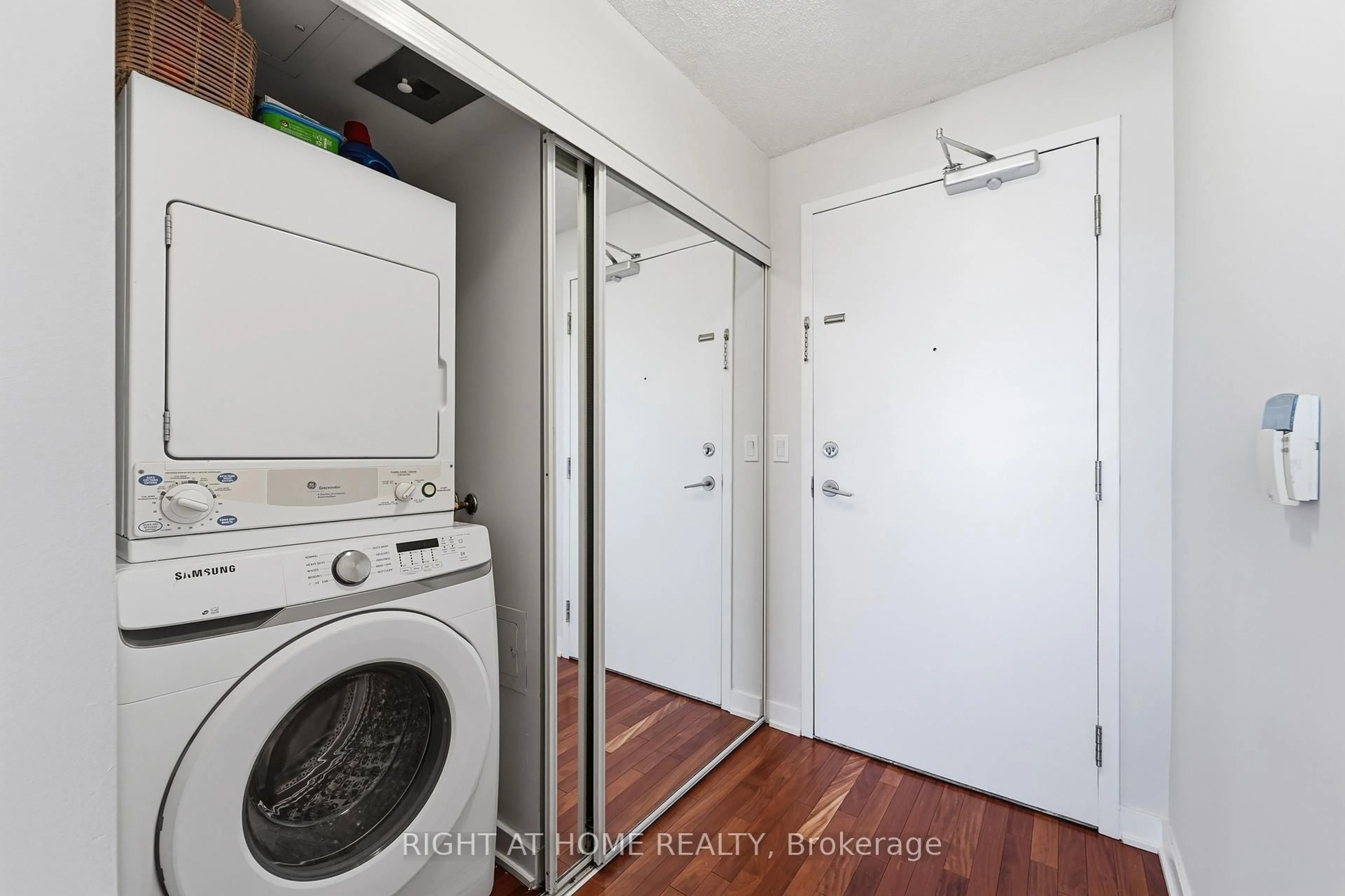 Laundry room for 38 Lee Centre Dr #1612, Toronto Ontario M1H 3J7
