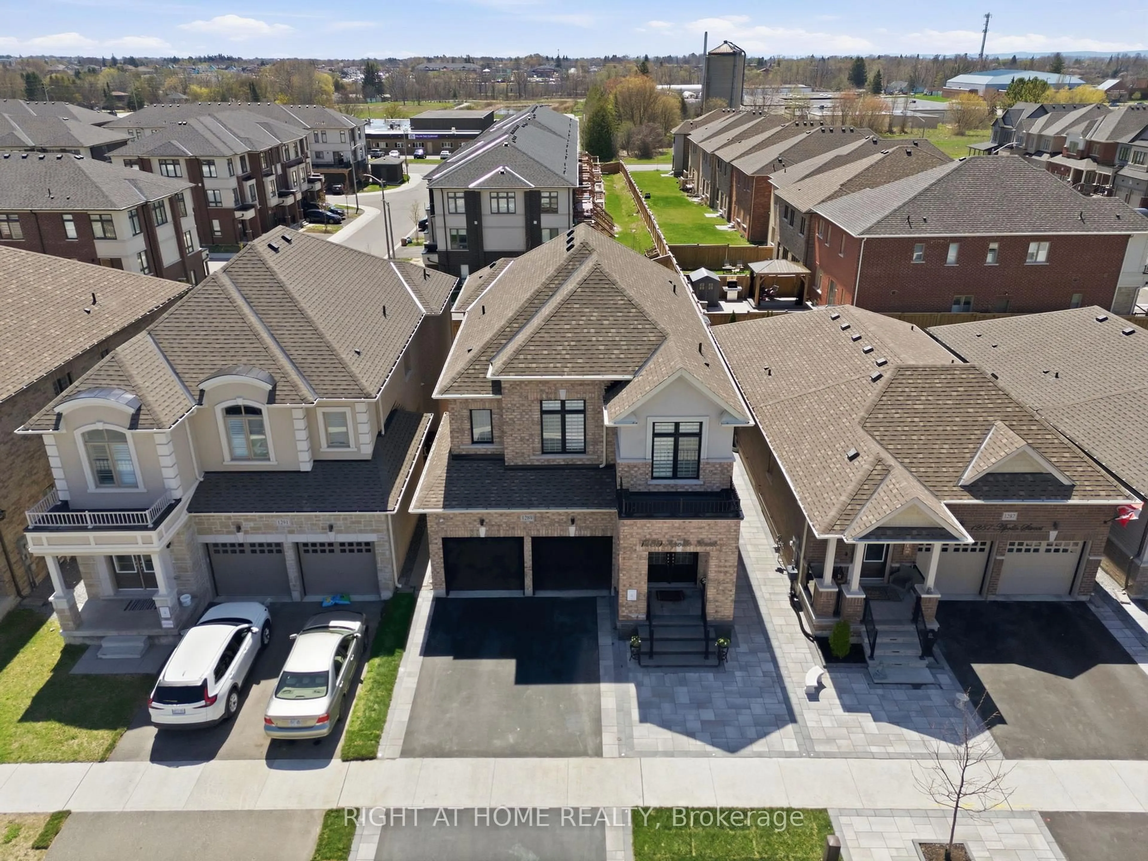 A pic from outside/outdoor area/front of a property/back of a property/a pic from drone, street for 1289 Apollo St, Oshawa Ontario L1K 3E7