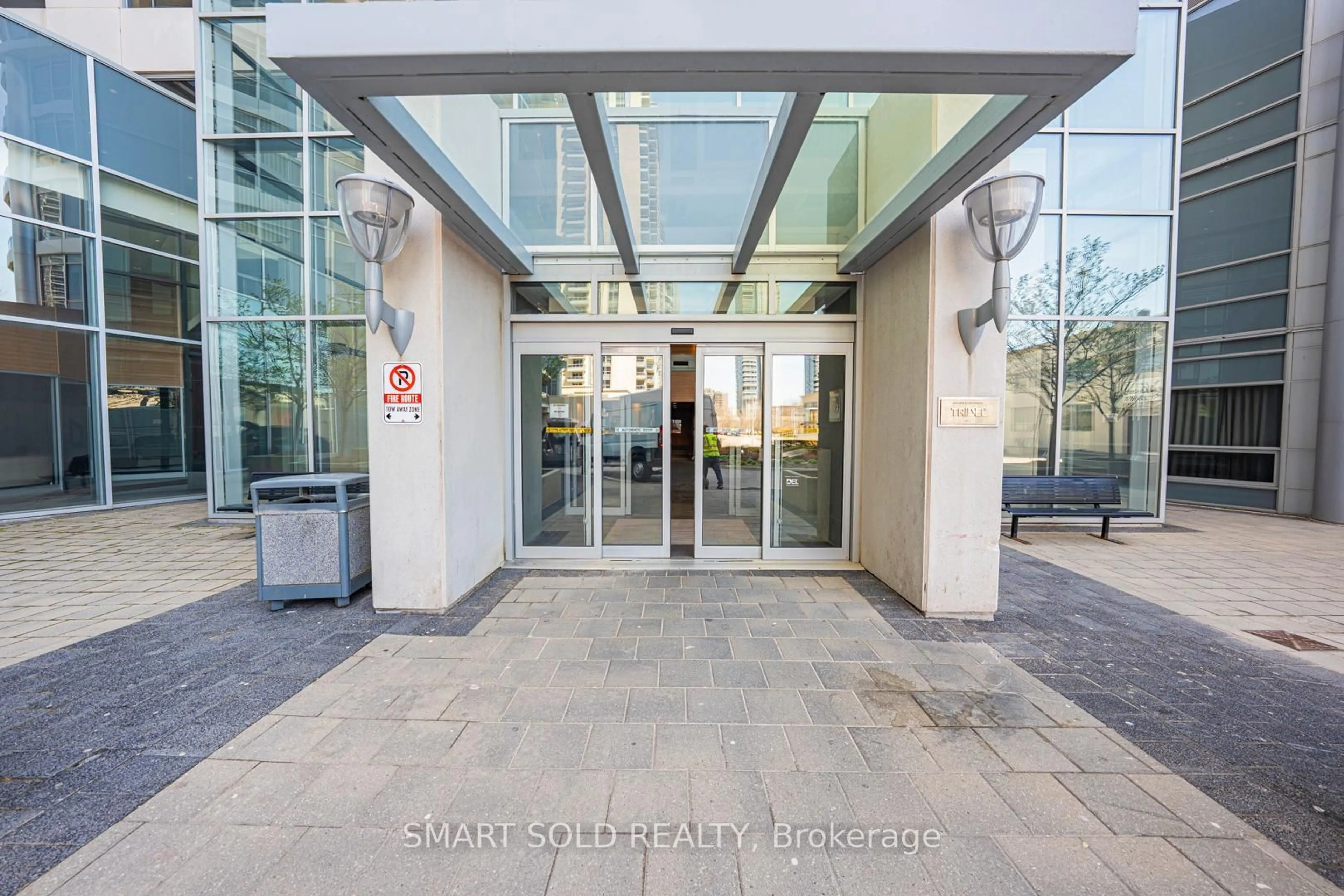 Indoor foyer for 135 Village Green Sq #822, Toronto Ontario M1S 0G4