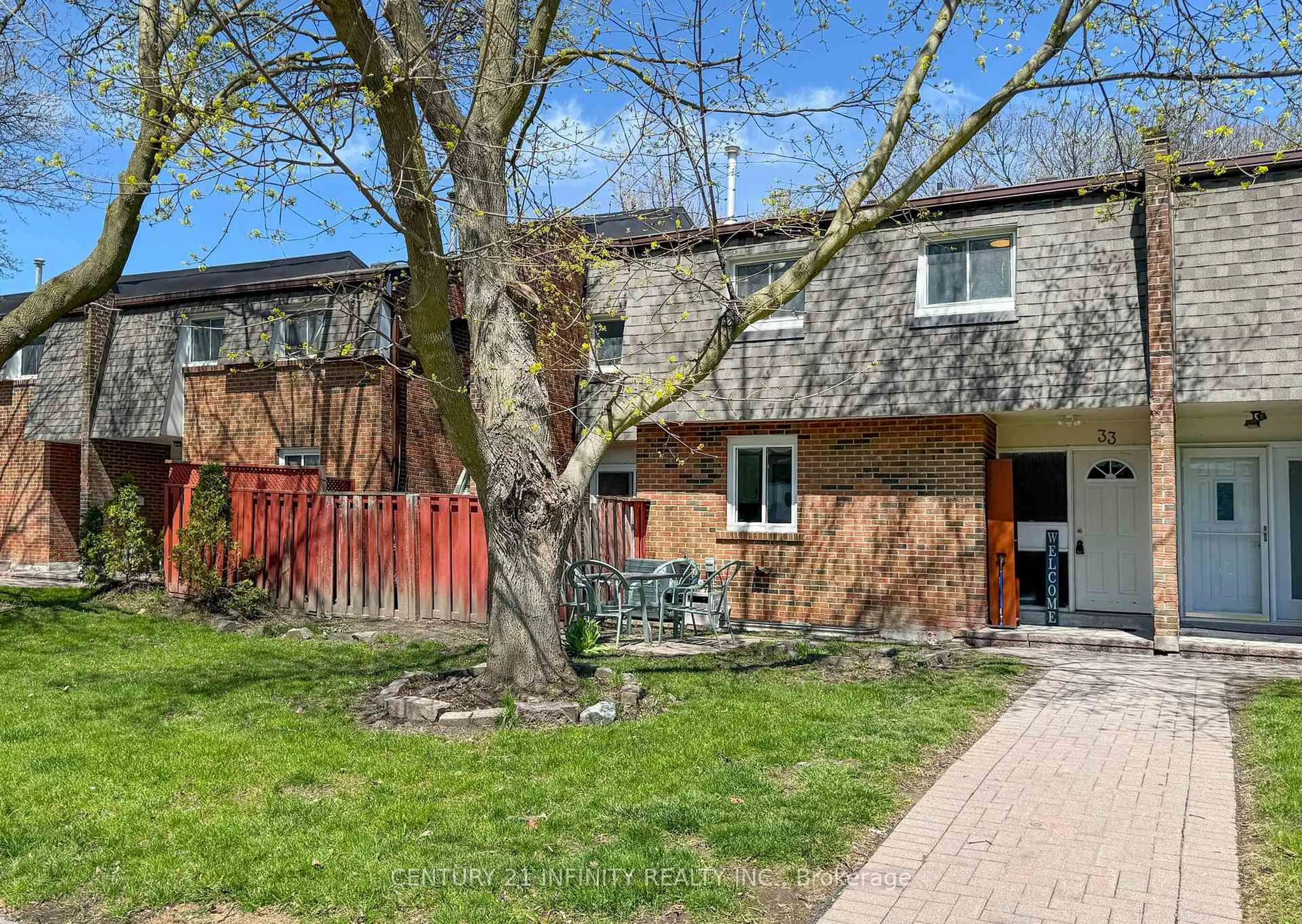 A pic from outside/outdoor area/front of a property/back of a property/a pic from drone, street for 101 Dovedale Dr #33, Whitby Ontario L1N 1Z7