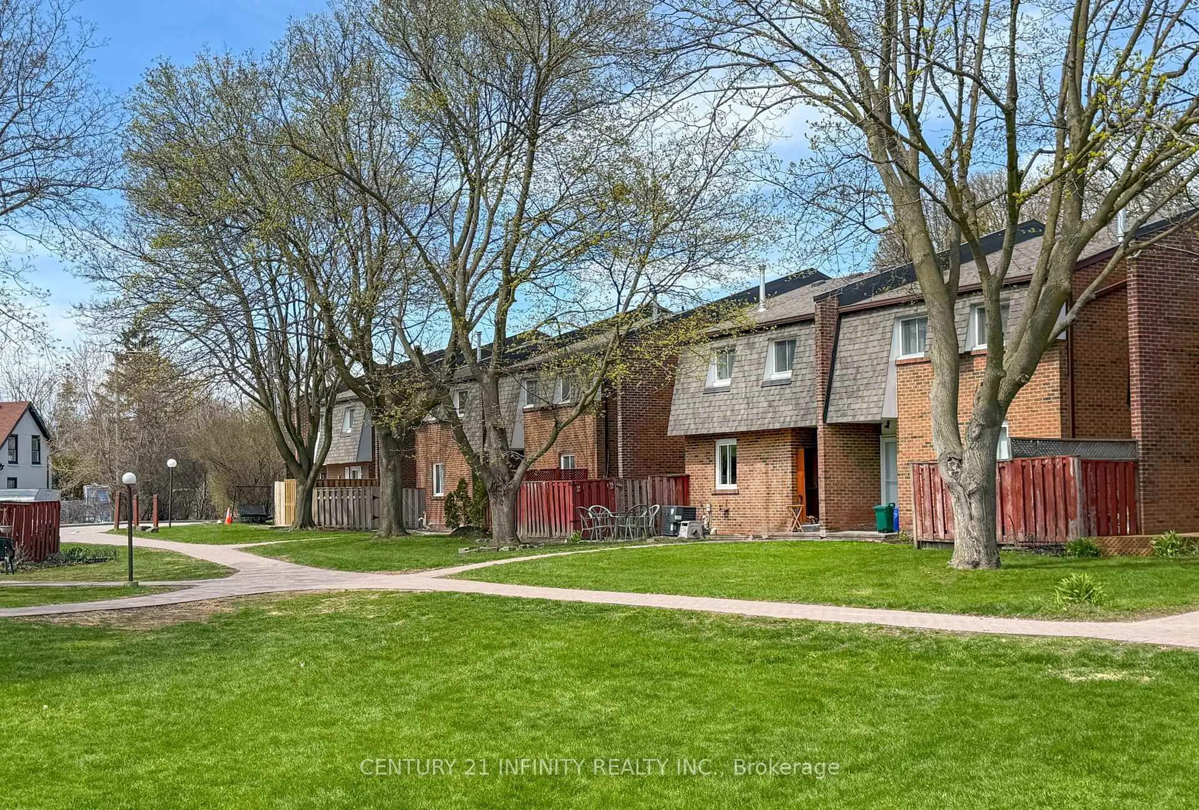 A pic from outside/outdoor area/front of a property/back of a property/a pic from drone, street for 101 Dovedale Dr #33, Whitby Ontario L1N 1Z7