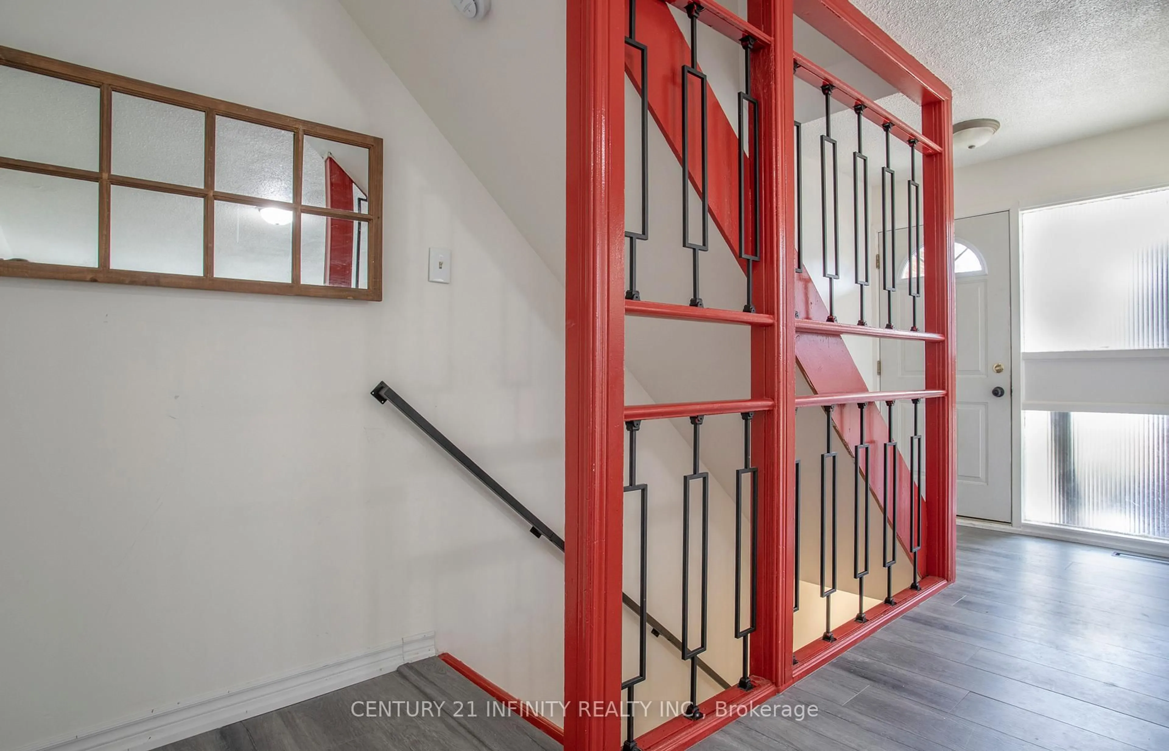 Indoor entryway for 101 Dovedale Dr #33, Whitby Ontario L1N 1Z7