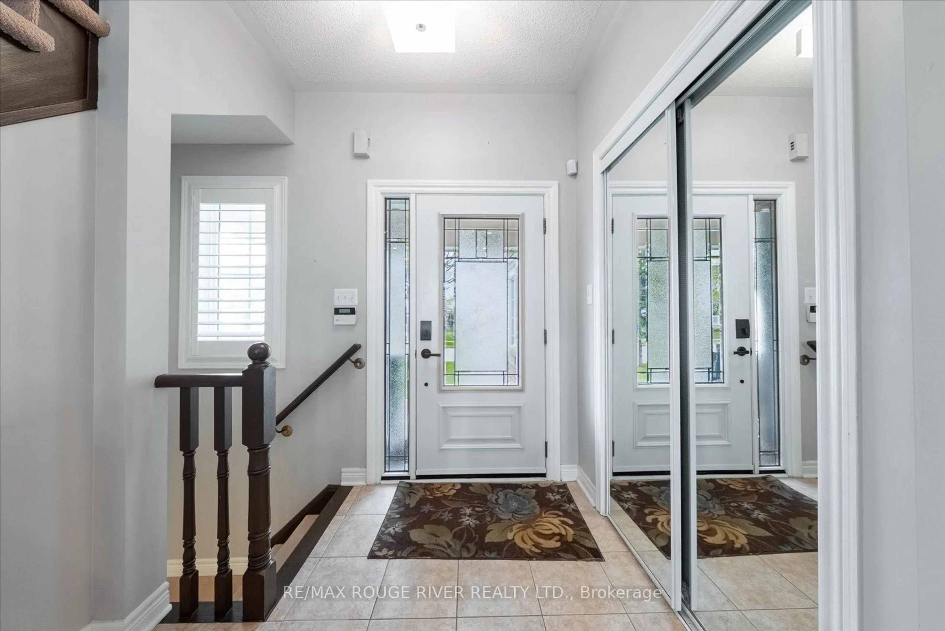 Indoor entryway for 9 Dunstable Dr, Whitby Ontario L1M 2L8