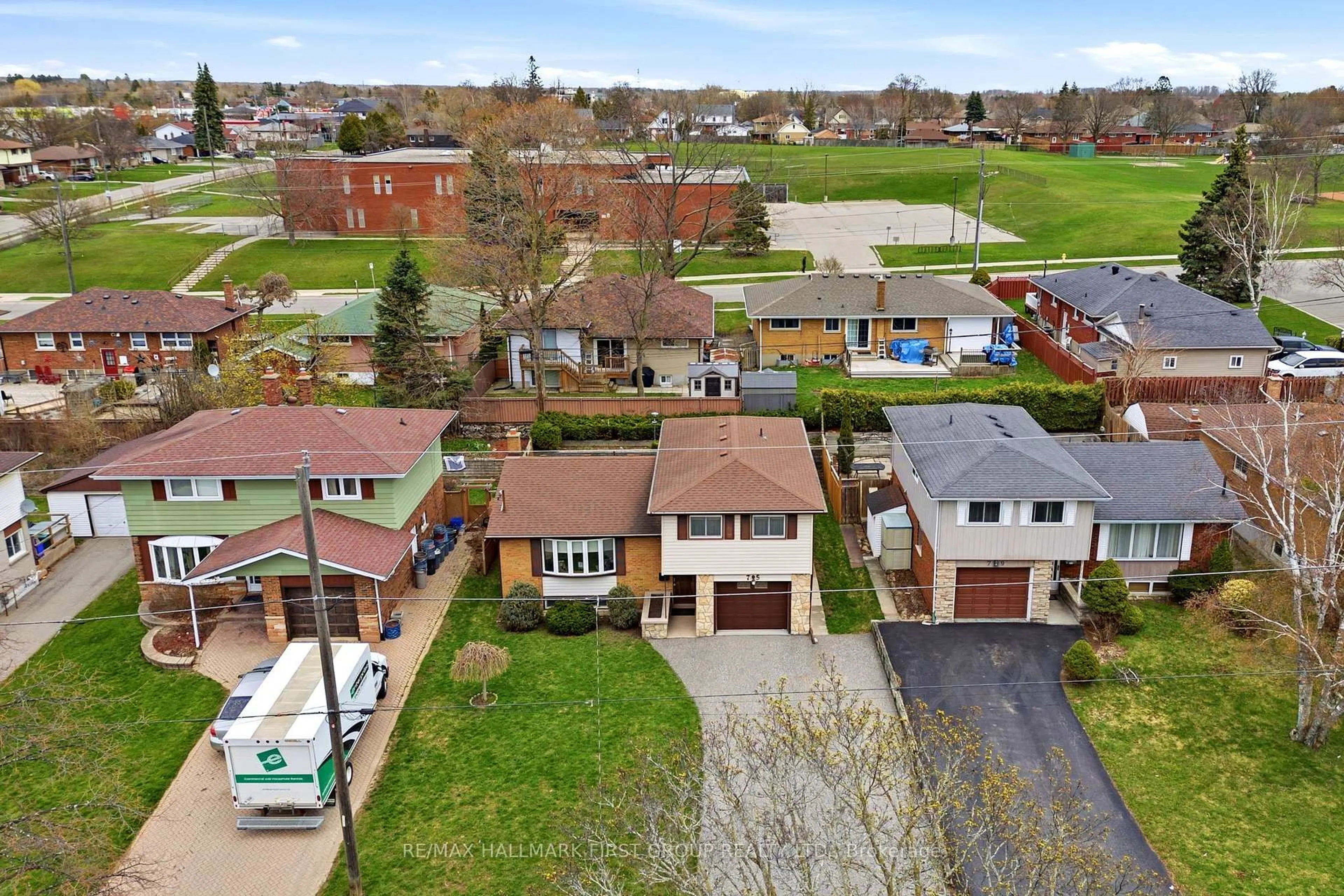 A pic from outside/outdoor area/front of a property/back of a property/a pic from drone, street for 75 Thorncliffe St, Oshawa Ontario L1H 7H1