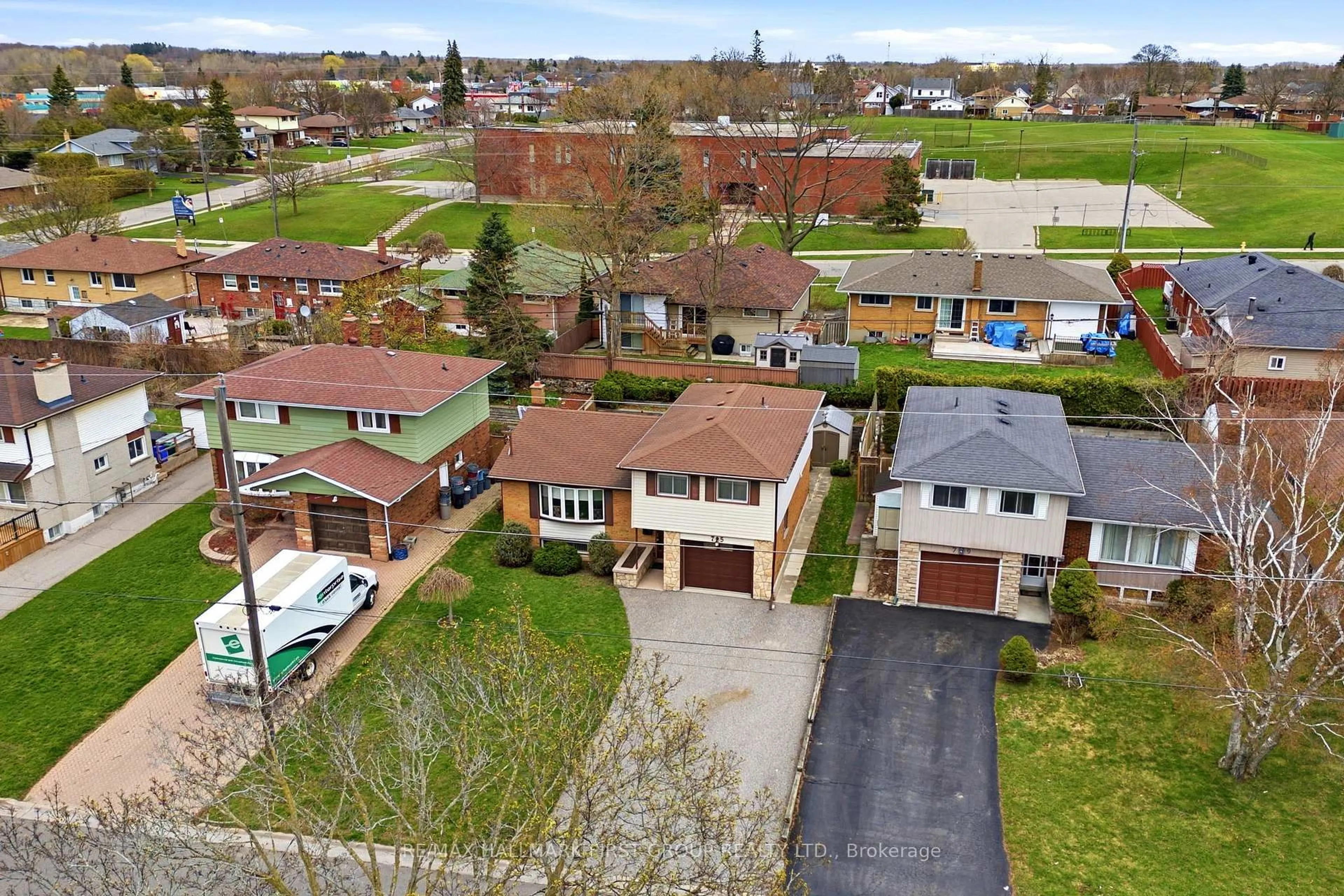 A pic from outside/outdoor area/front of a property/back of a property/a pic from drone, street for 75 Thorncliffe St, Oshawa Ontario L1H 7H1