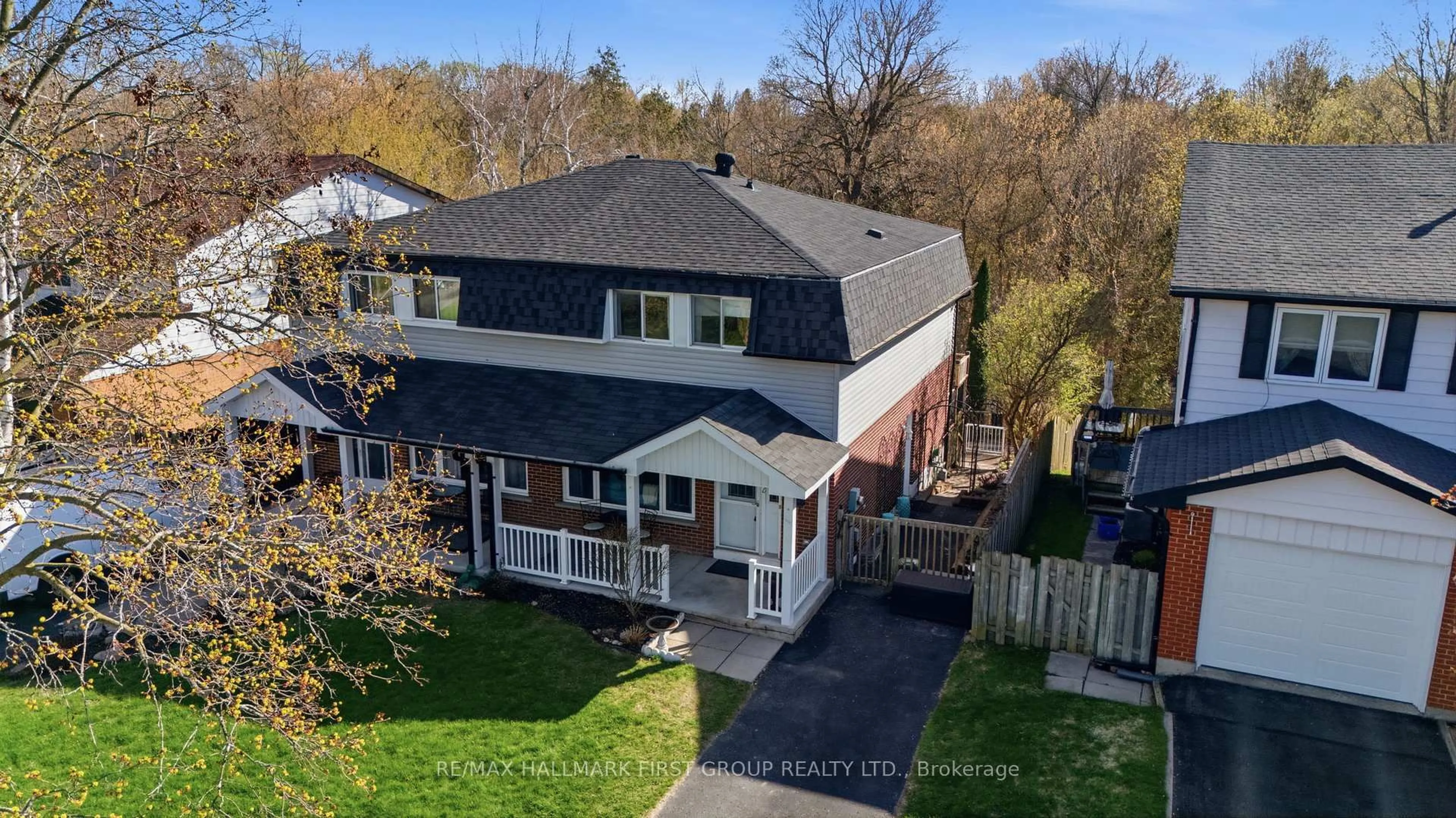 A pic from outside/outdoor area/front of a property/back of a property/a pic from drone, street for 384 Camelot Crt, Oshawa Ontario L1G 6P7