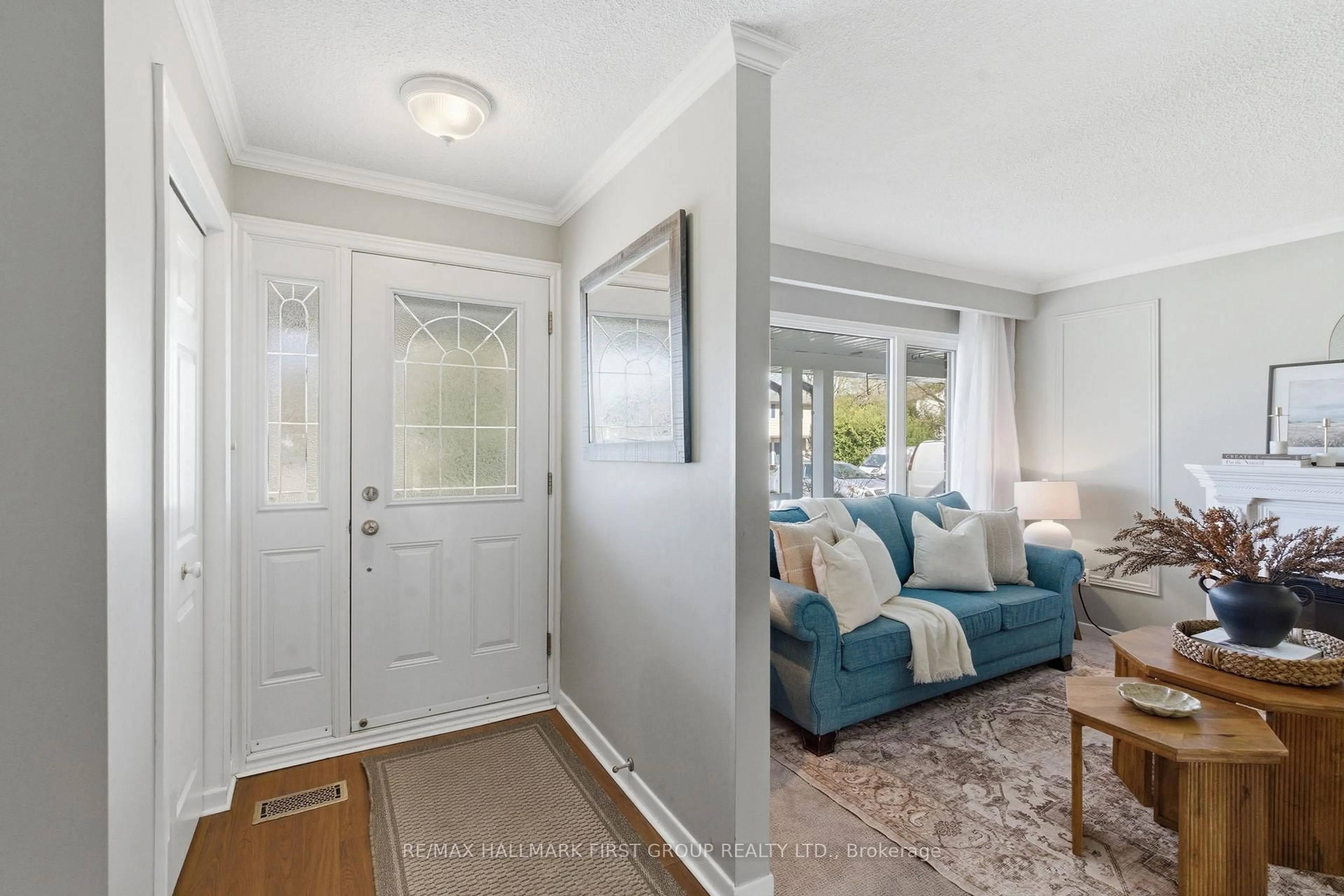Indoor entryway for 384 Camelot Crt, Oshawa Ontario L1G 6P7