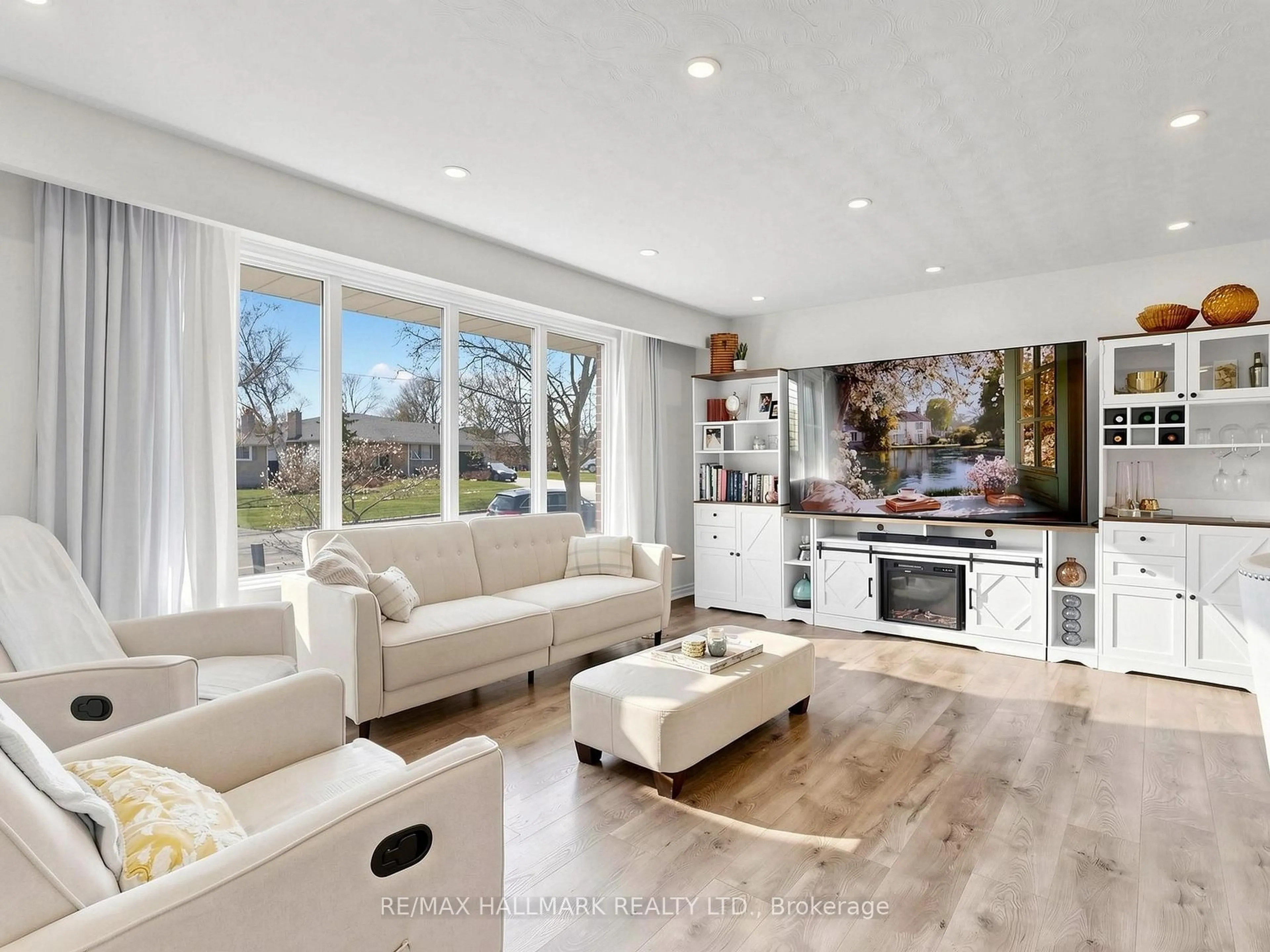 Living room with furniture, unknown for 374 Hillcroft St, Oshawa Ontario L1G 2M2