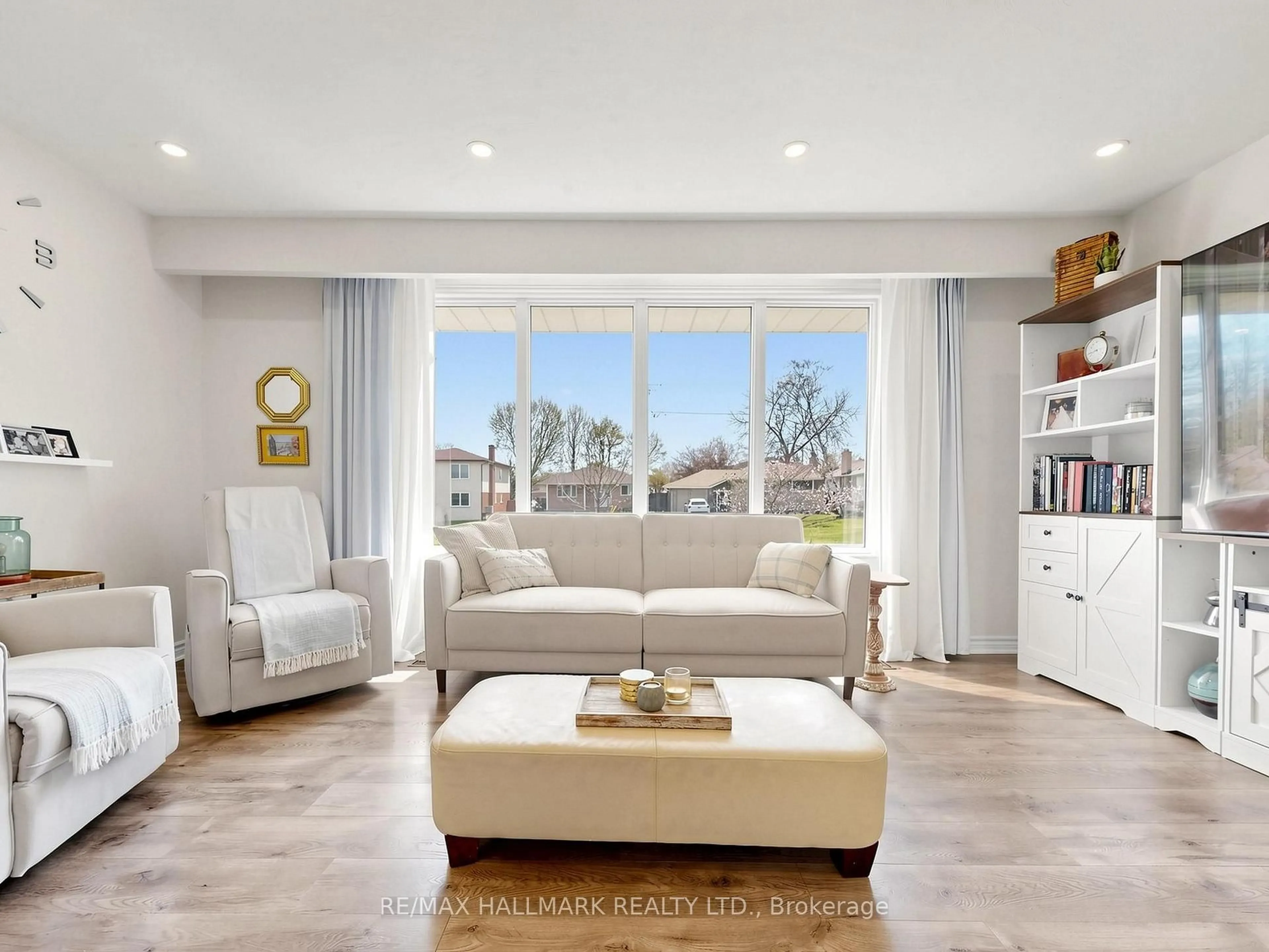 Living room with furniture, wood/laminate floor for 374 Hillcroft St, Oshawa Ontario L1G 2M2