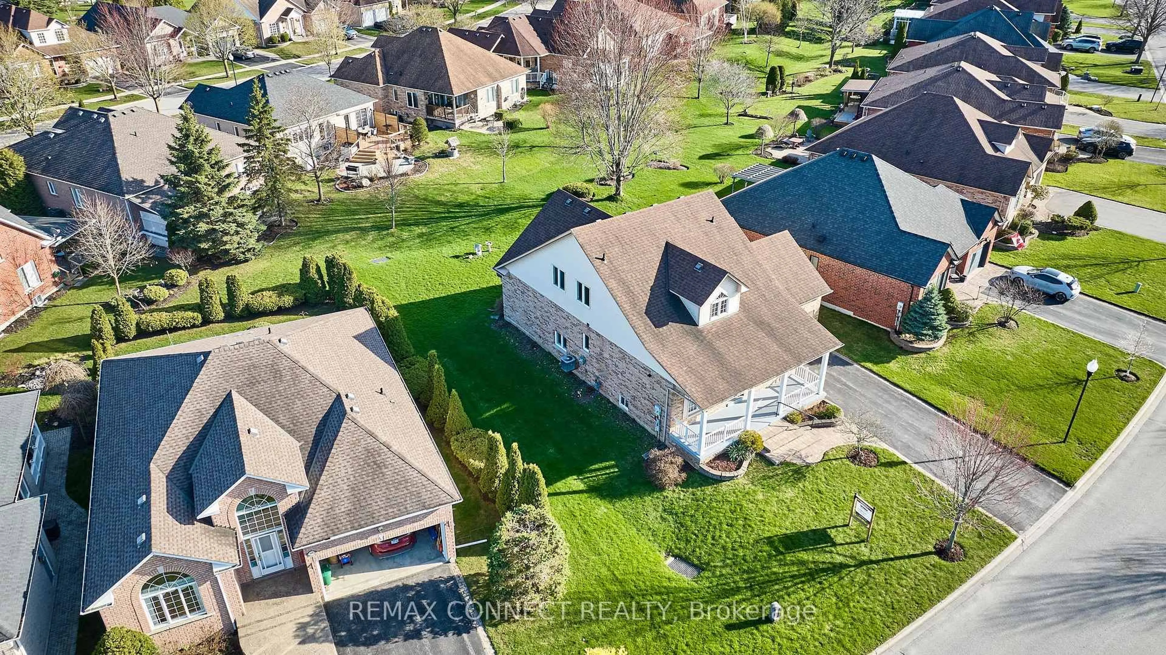 A pic from outside/outdoor area/front of a property/back of a property/a pic from drone, street for 304 Waterbury Cres, Scugog Ontario L9L 1S2