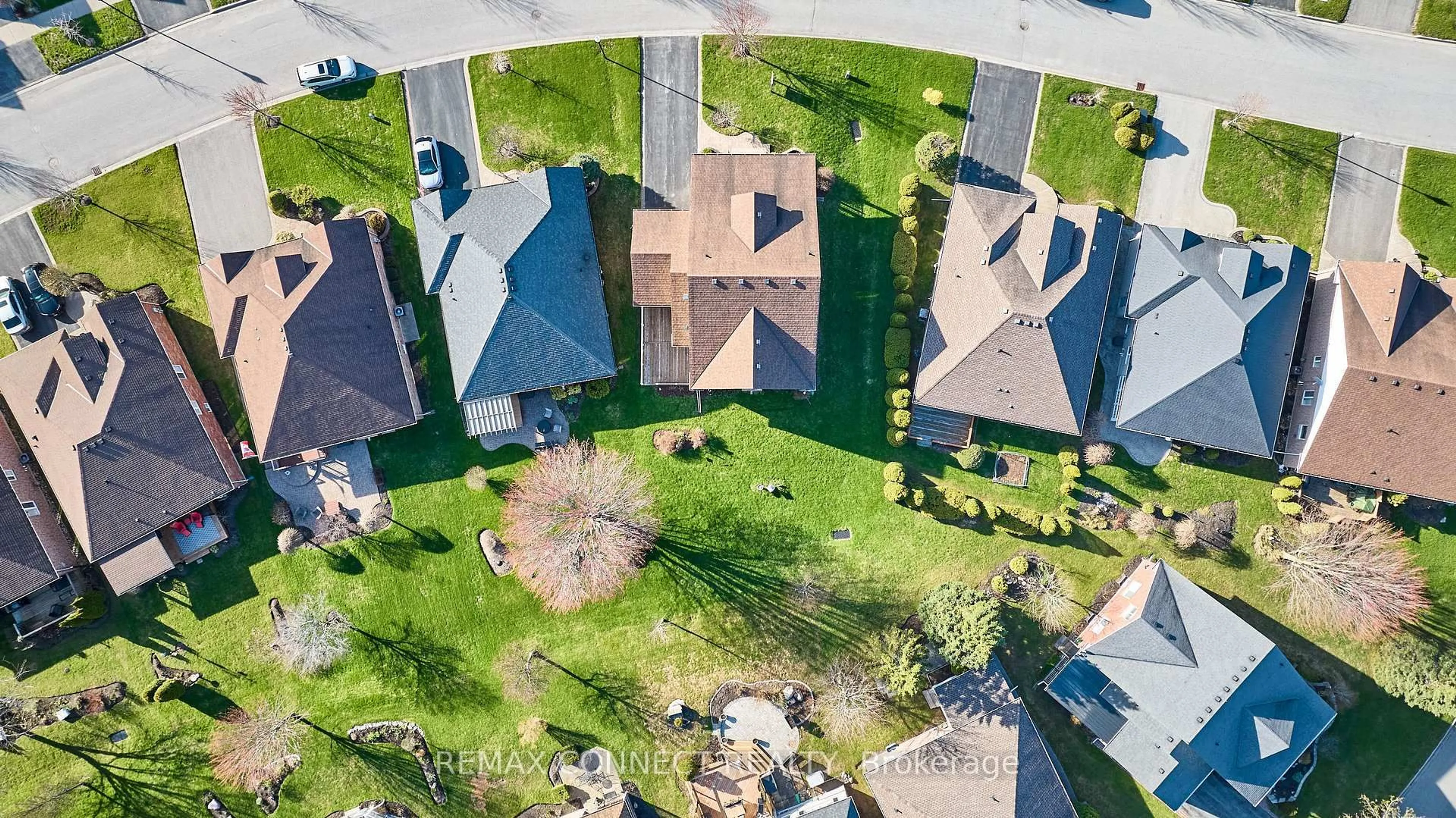 A pic from outside/outdoor area/front of a property/back of a property/a pic from drone, unknown for 304 Waterbury Cres, Scugog Ontario L9L 1S2