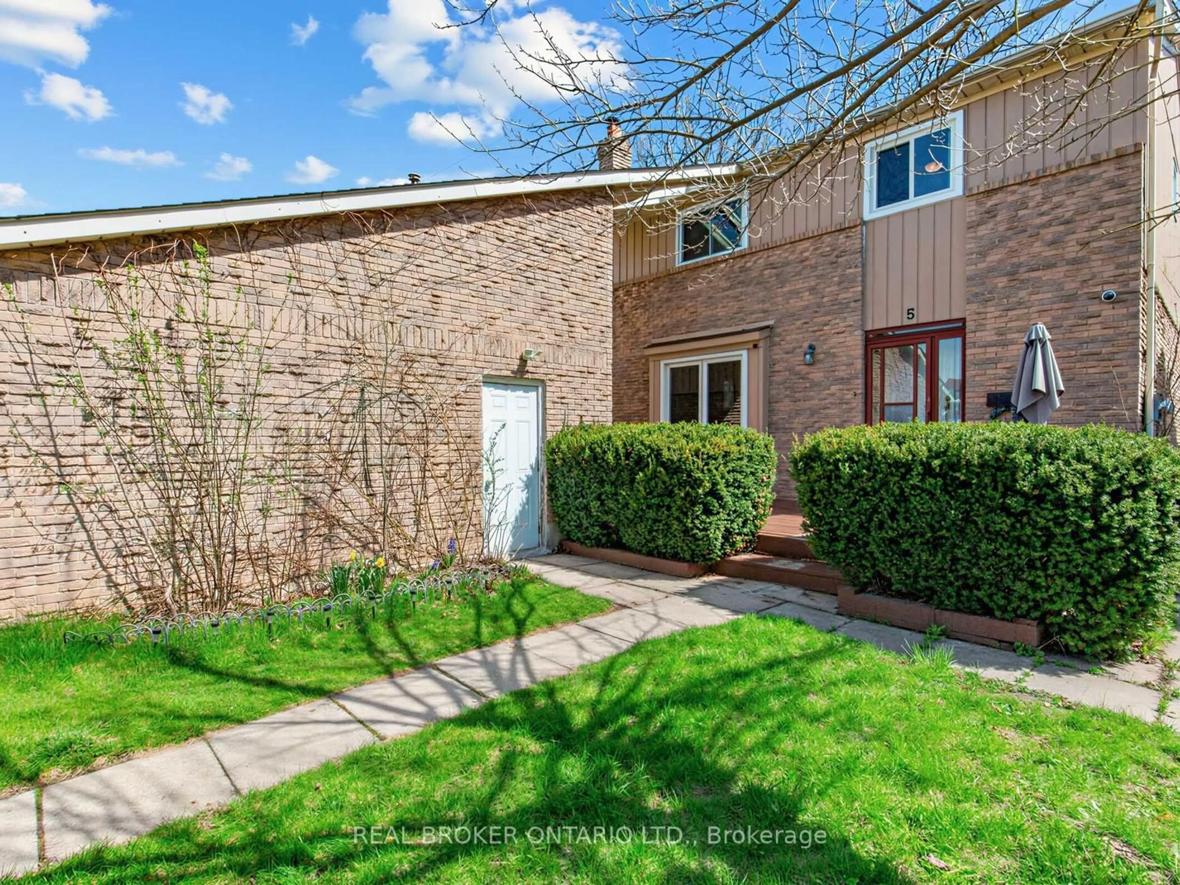 A pic from outside/outdoor area/front of a property/back of a property/a pic from drone, street for 5 Firebrace Rd, Toronto Ontario M1W 2Z3