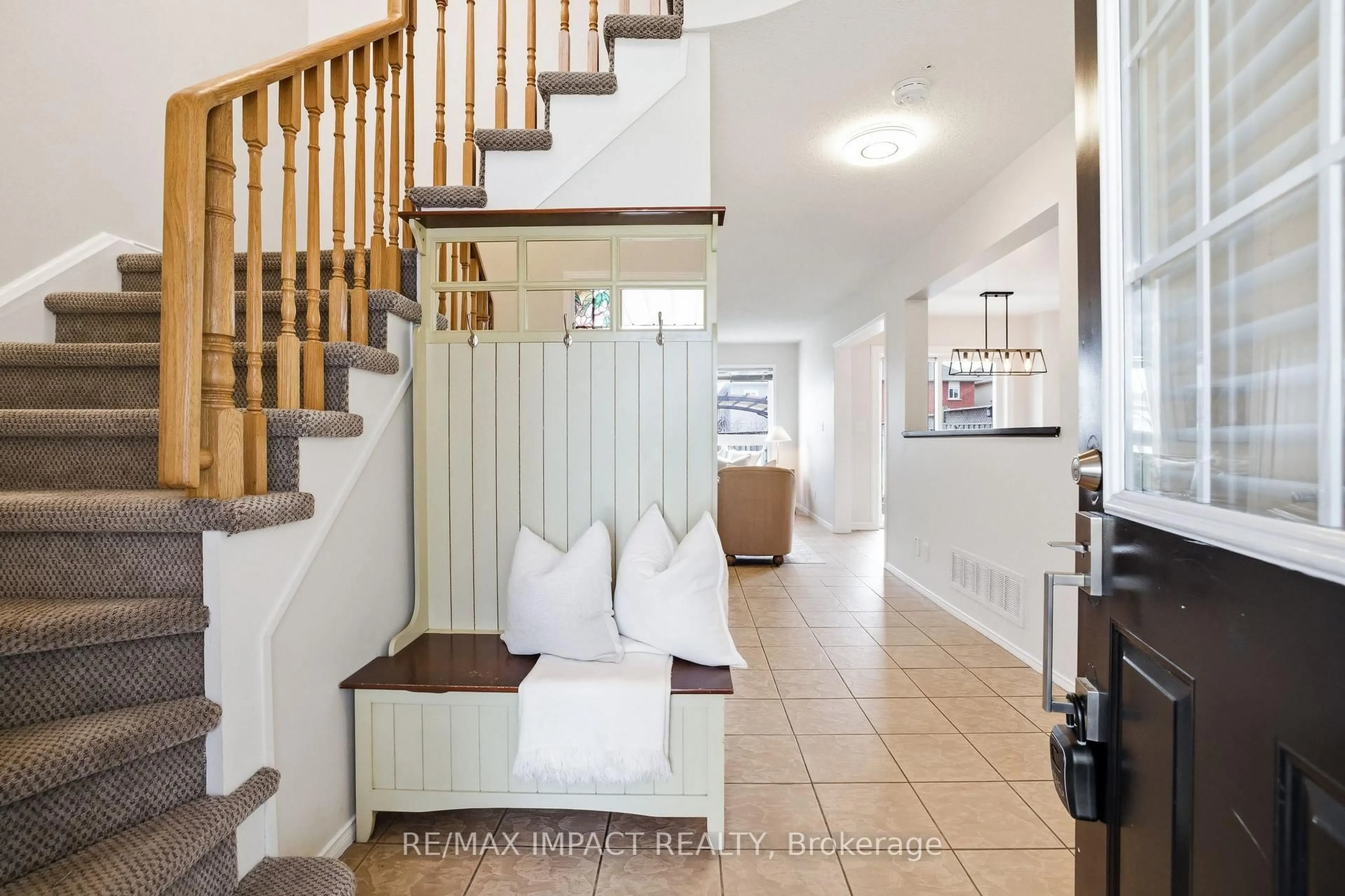 Indoor foyer for 31 Shipley Ave, Clarington Ontario L1B 1M7
