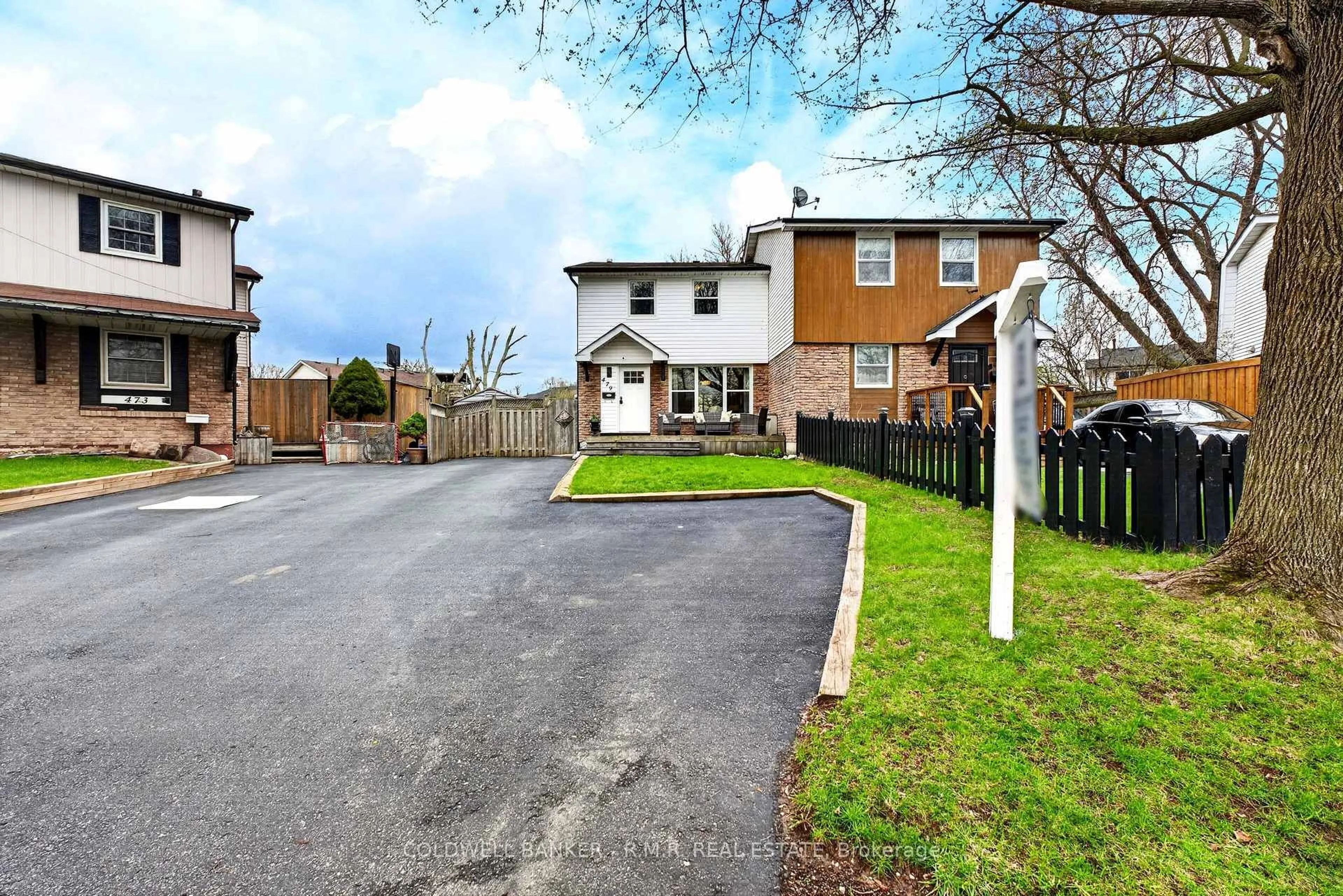 A pic from outside/outdoor area/front of a property/back of a property/a pic from drone, street for 479 Neptune Crt, Oshawa Ontario L1J 6C9