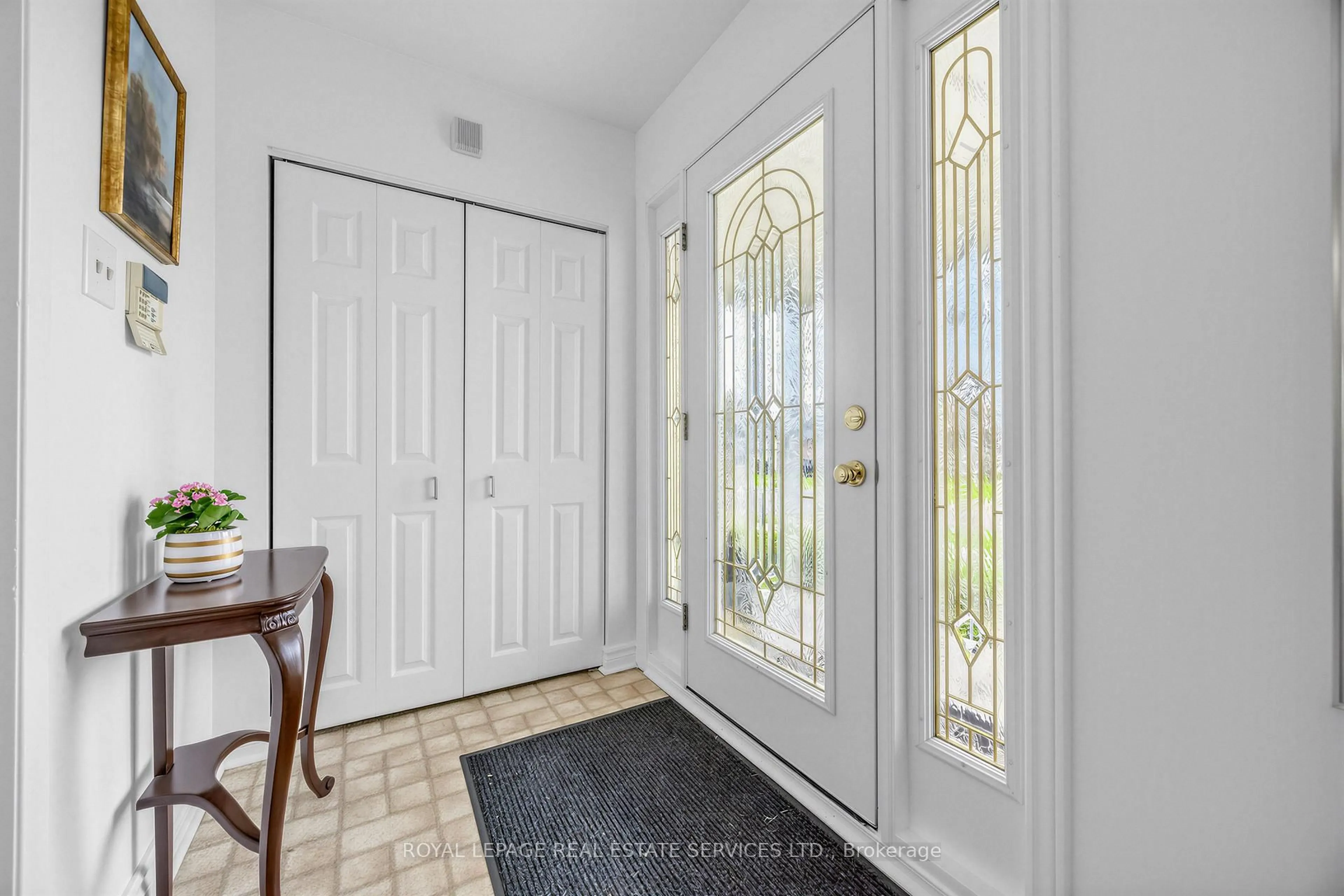 Indoor entryway for 16 Donnacona Cres, Toronto Ontario M1E 3P9